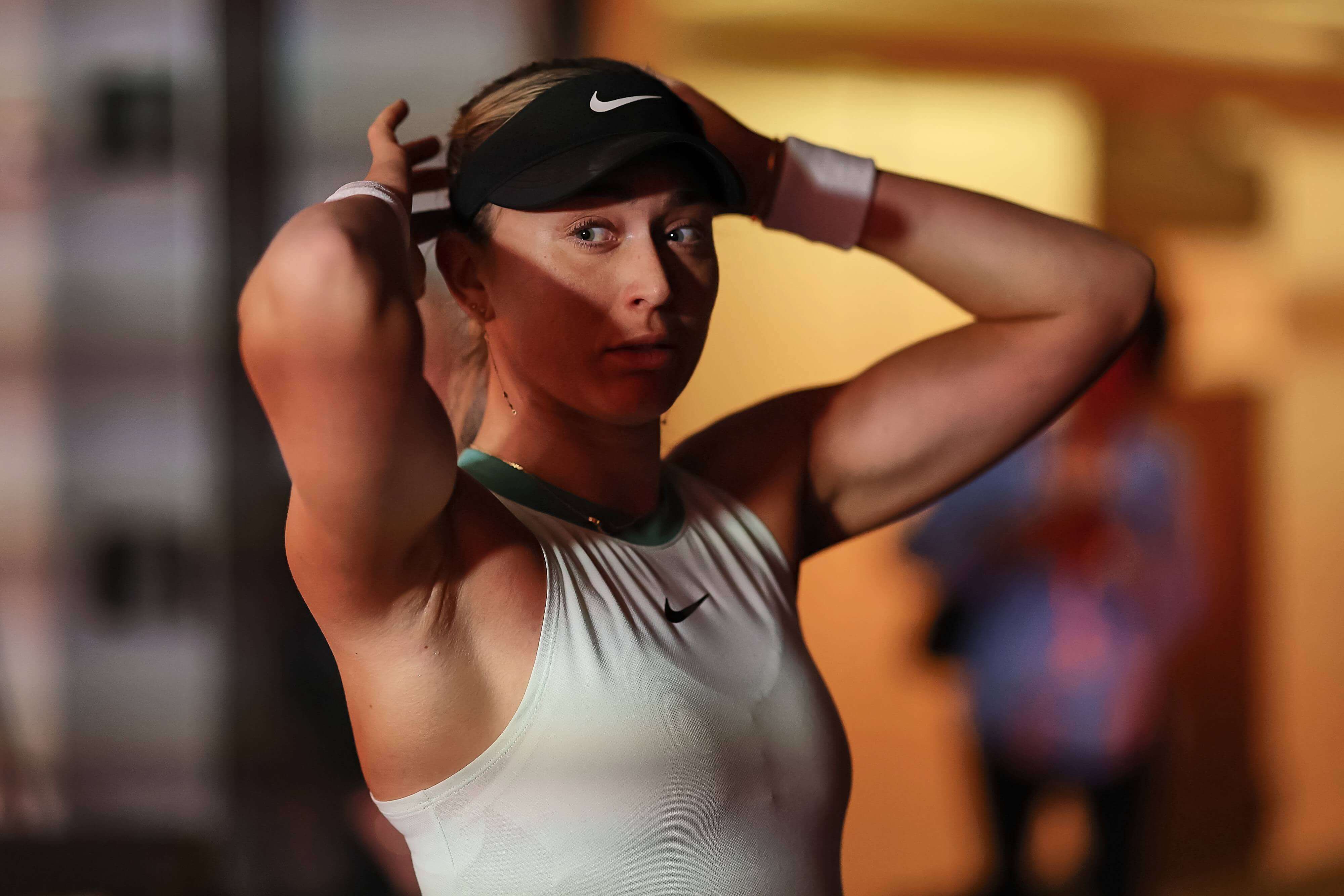  Paula Badosa, preparándose para un partido de tenis.