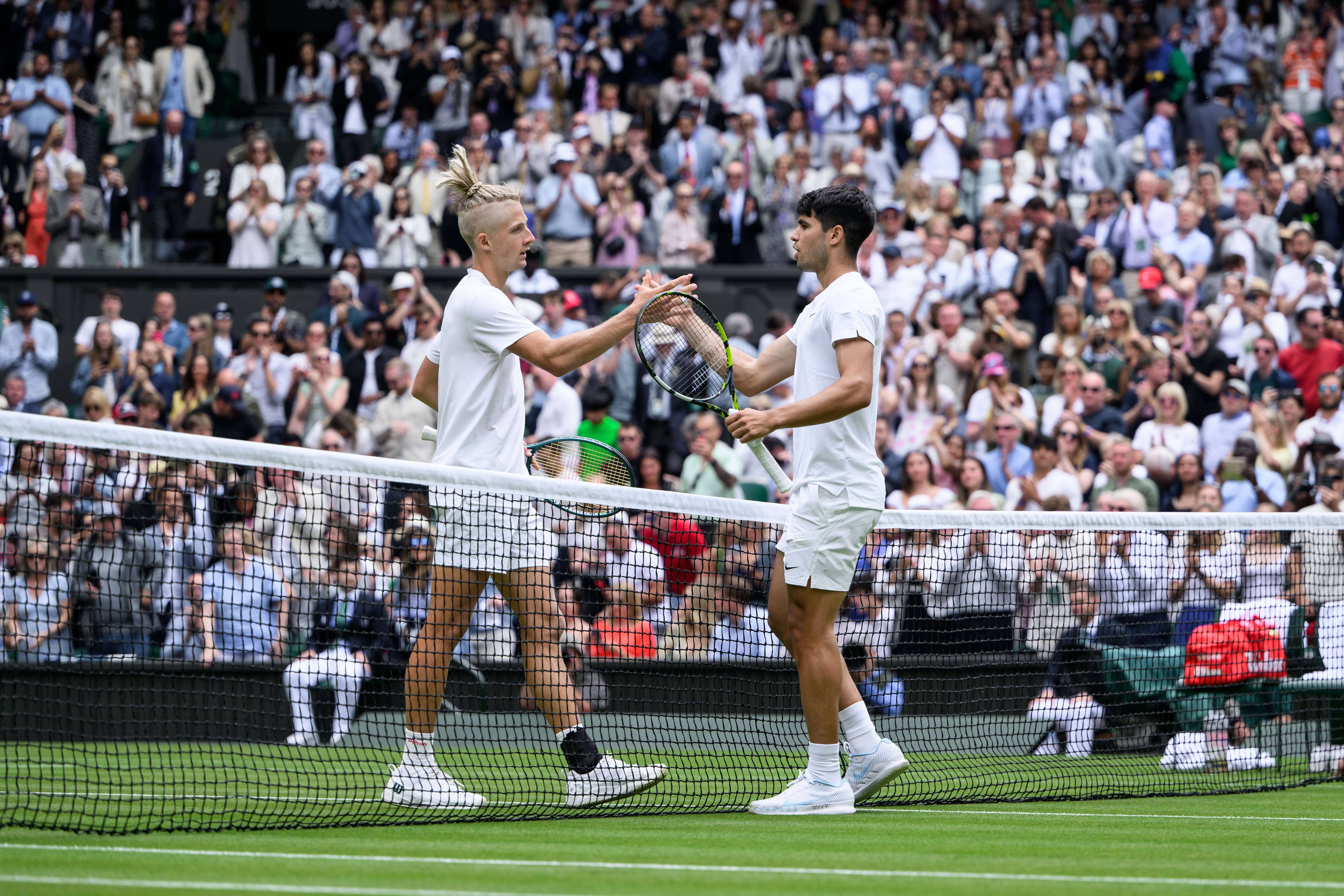  Carlos Alcaraz consolando a Mark Lajal tras ganarle en el debut de Wimbledon.