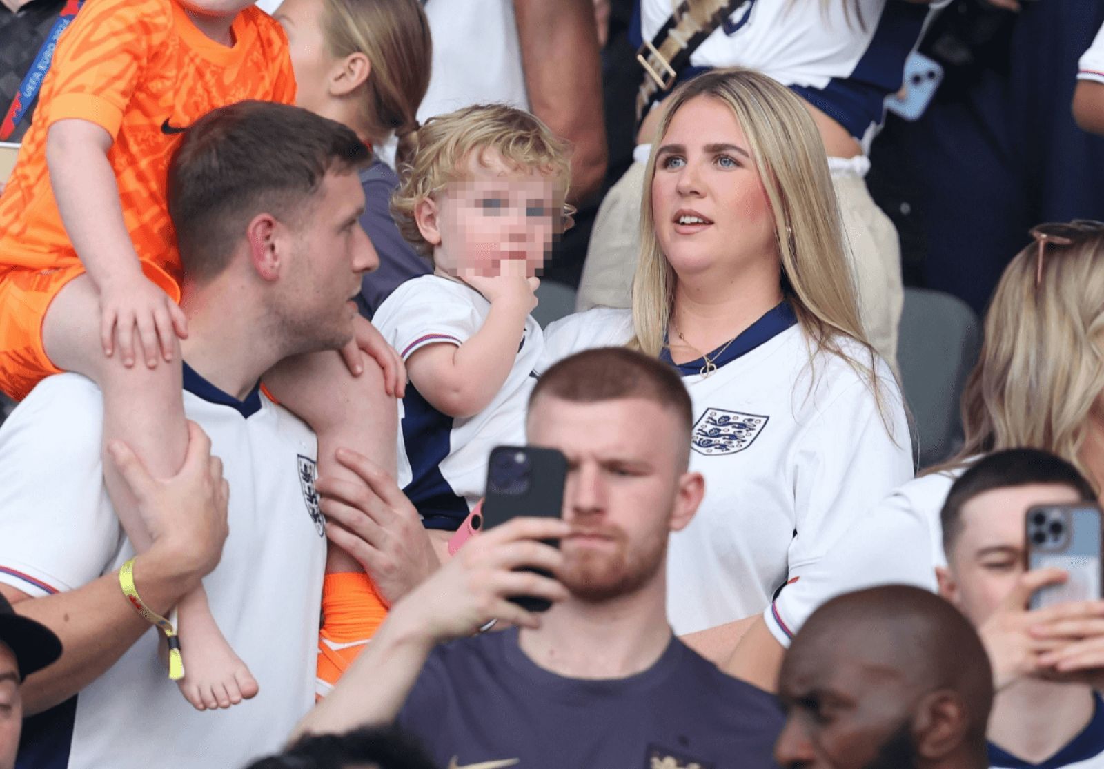 Lauren Fryer y el hijo que tiene junto a su novio, Declan Rice