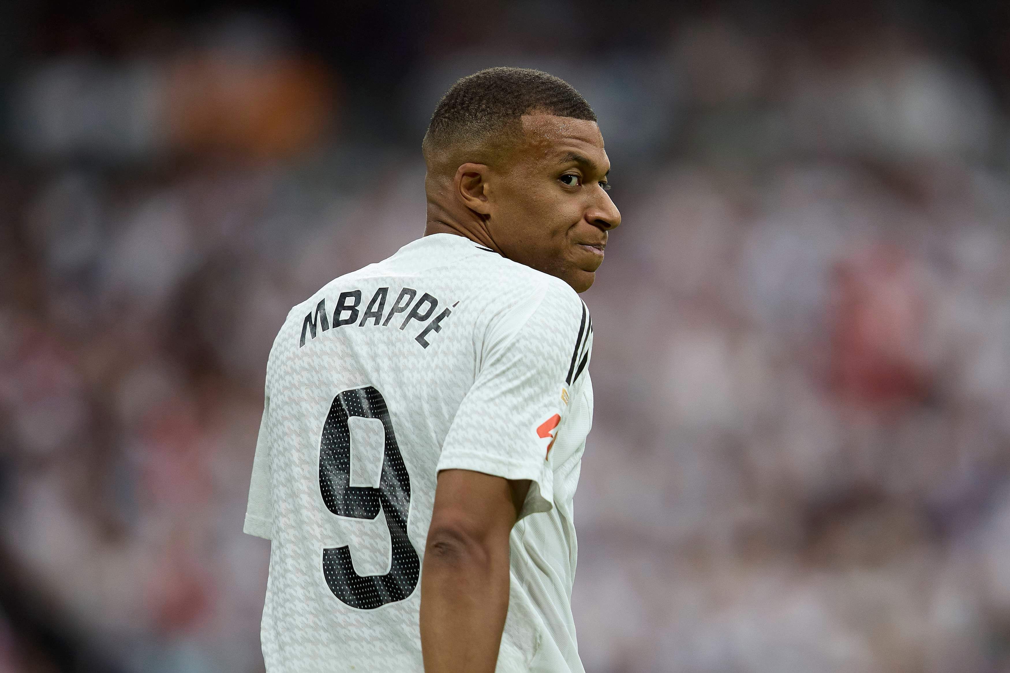  Mbappé, mira de reojo en el Real Madrid-Real Valladolid (FOTO: Cordón Press).