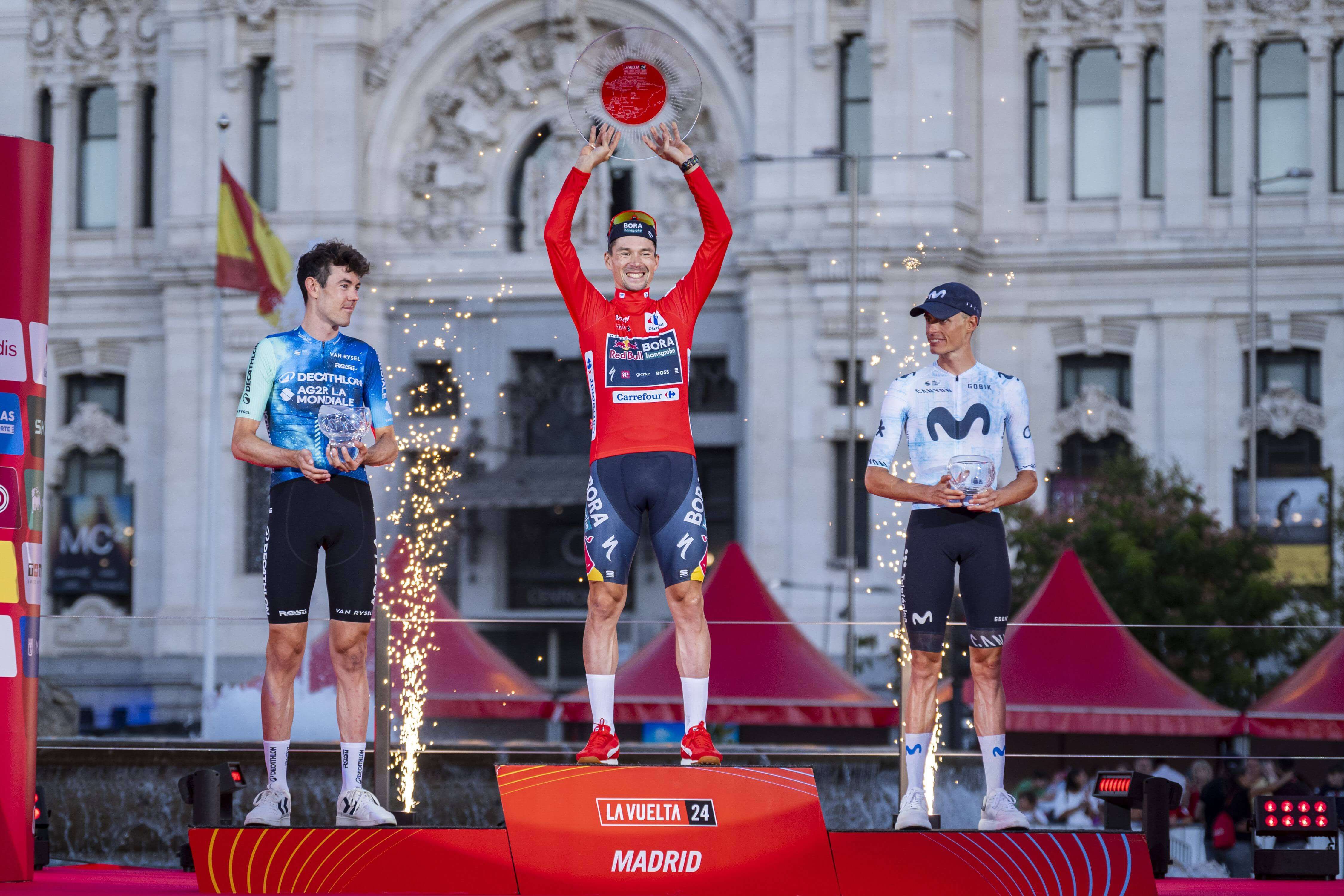 Roglic, O'Connor y Enric Mas, en el podio de La Vuelta a España 2024.