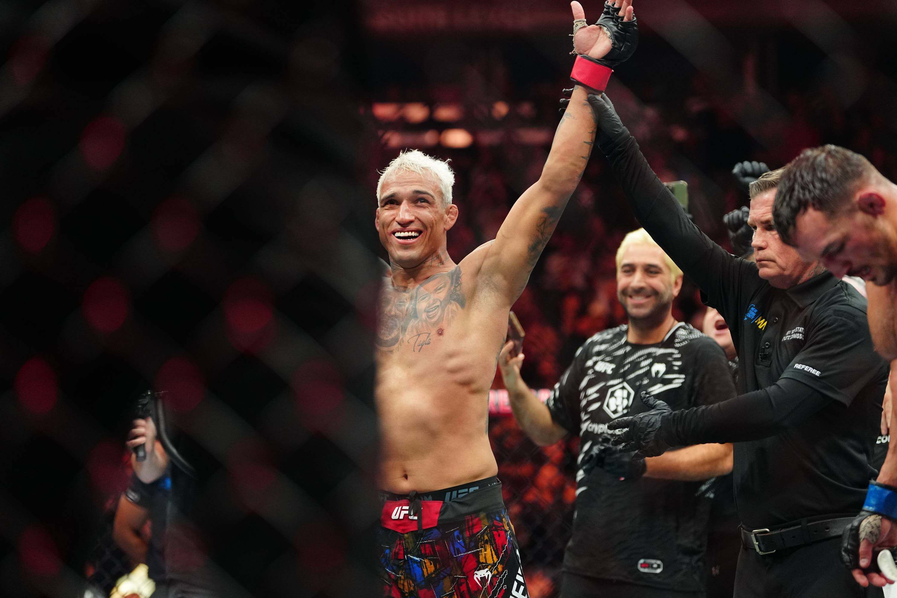  Charles Oliveira derrota a Michael Chandler en 2024 (Cordon Press)