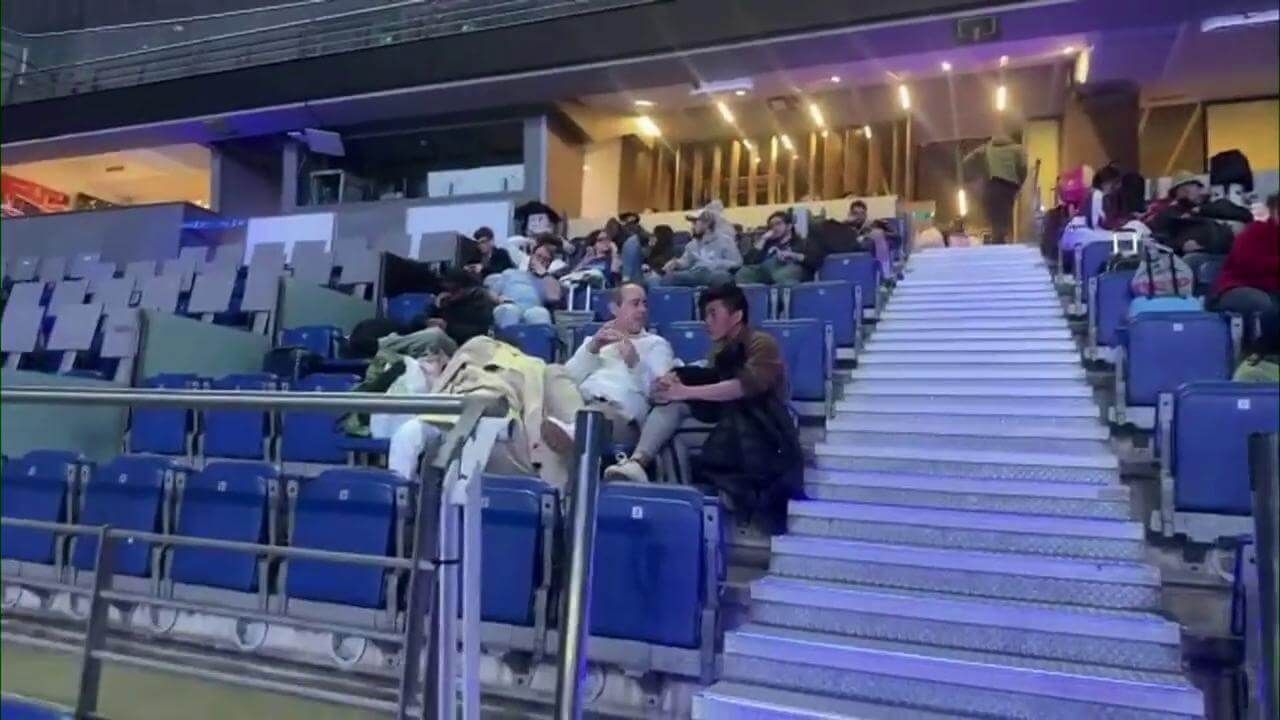 Un centenar de personas se cobijaron en el Movistar Arena por el apagón.