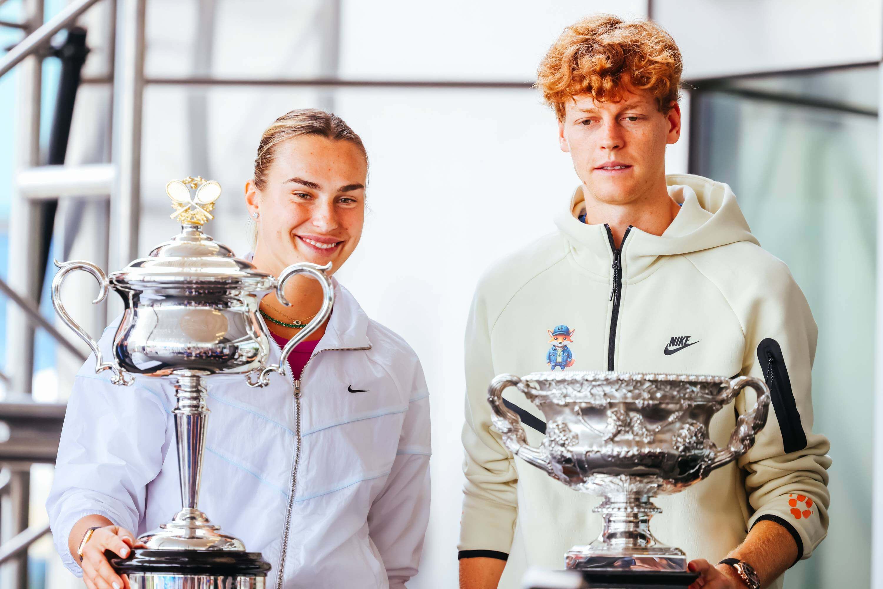  Aryna Sabalenka y Jannick Sinner posando como campeones del Open de Australia de 2024.