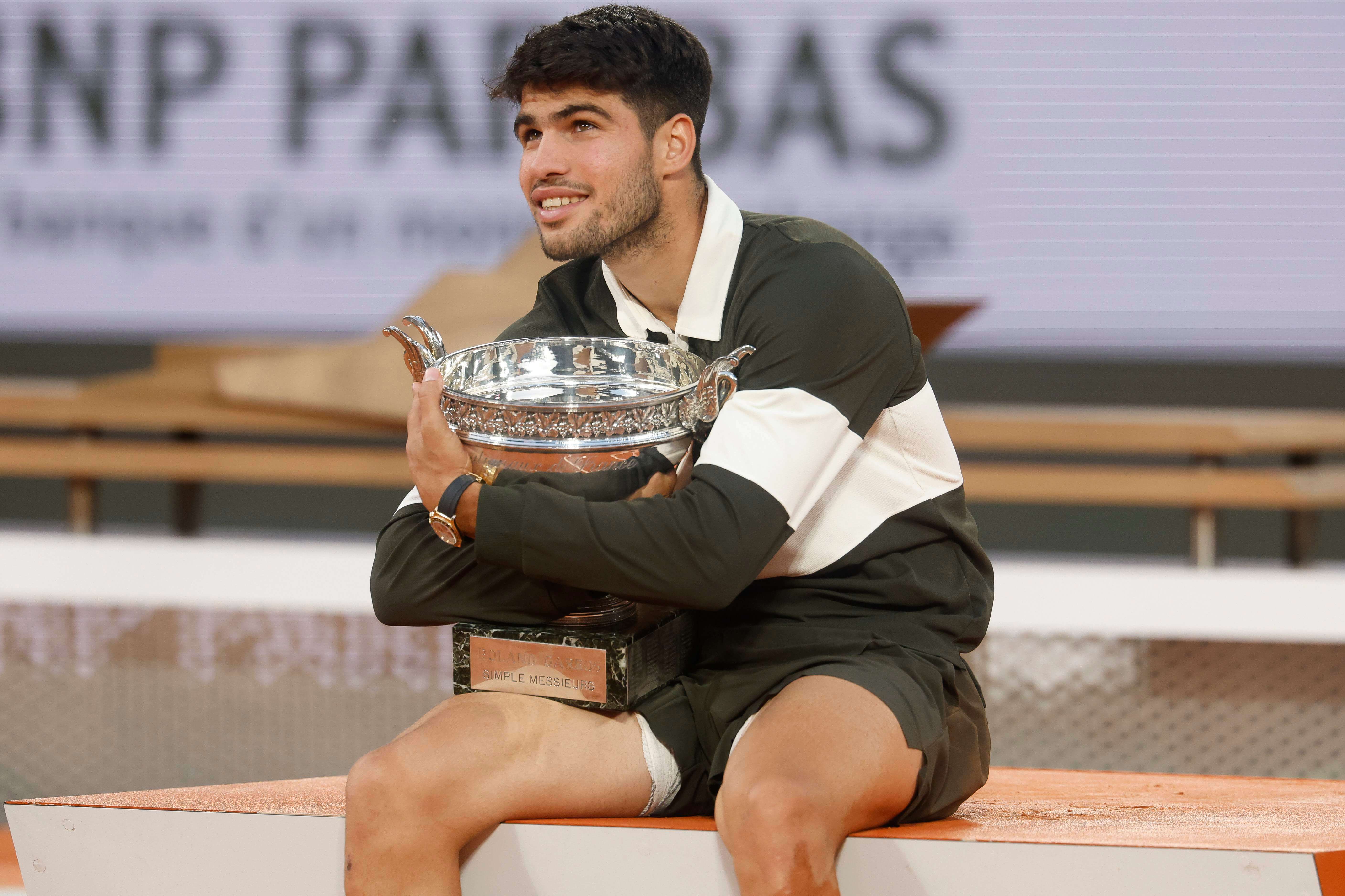  Carlos Alcaraz con el trofeo de Roland Garros (Cordon Press)