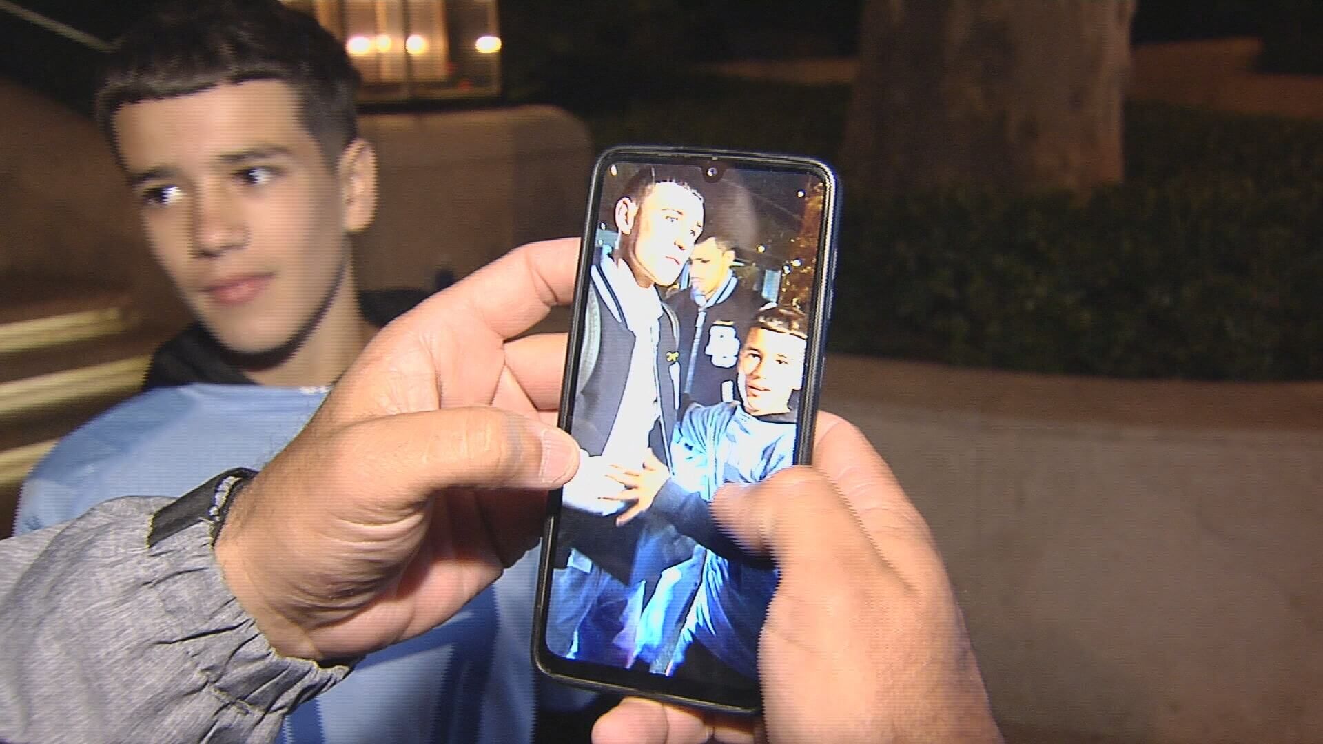 Phil Foden y la fotografía con el joven aficionado de Madrid (ElDesmarque)