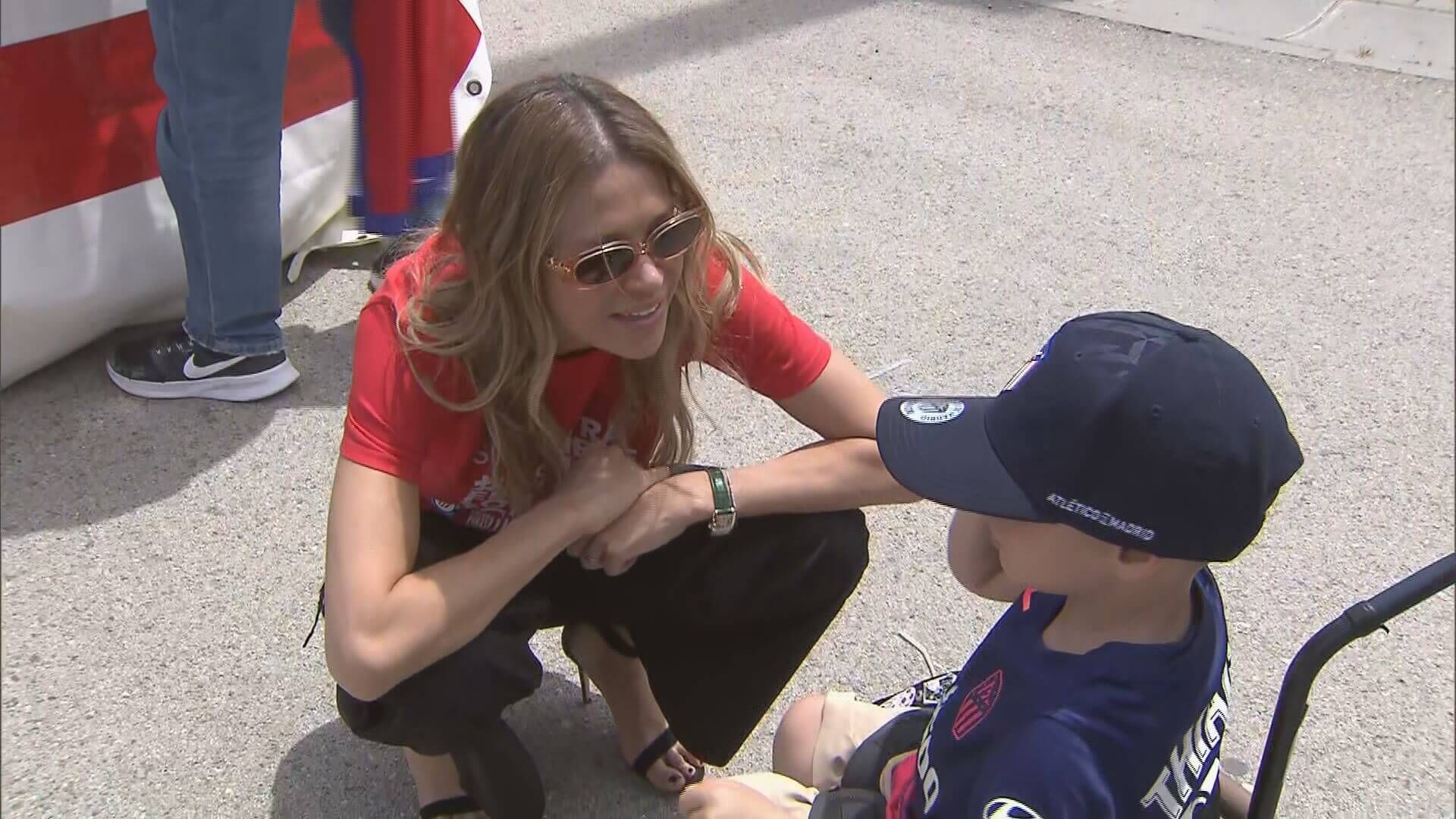  Carla Pereyra fue muy atenta con los niños que se acercaron al Metropolitano.