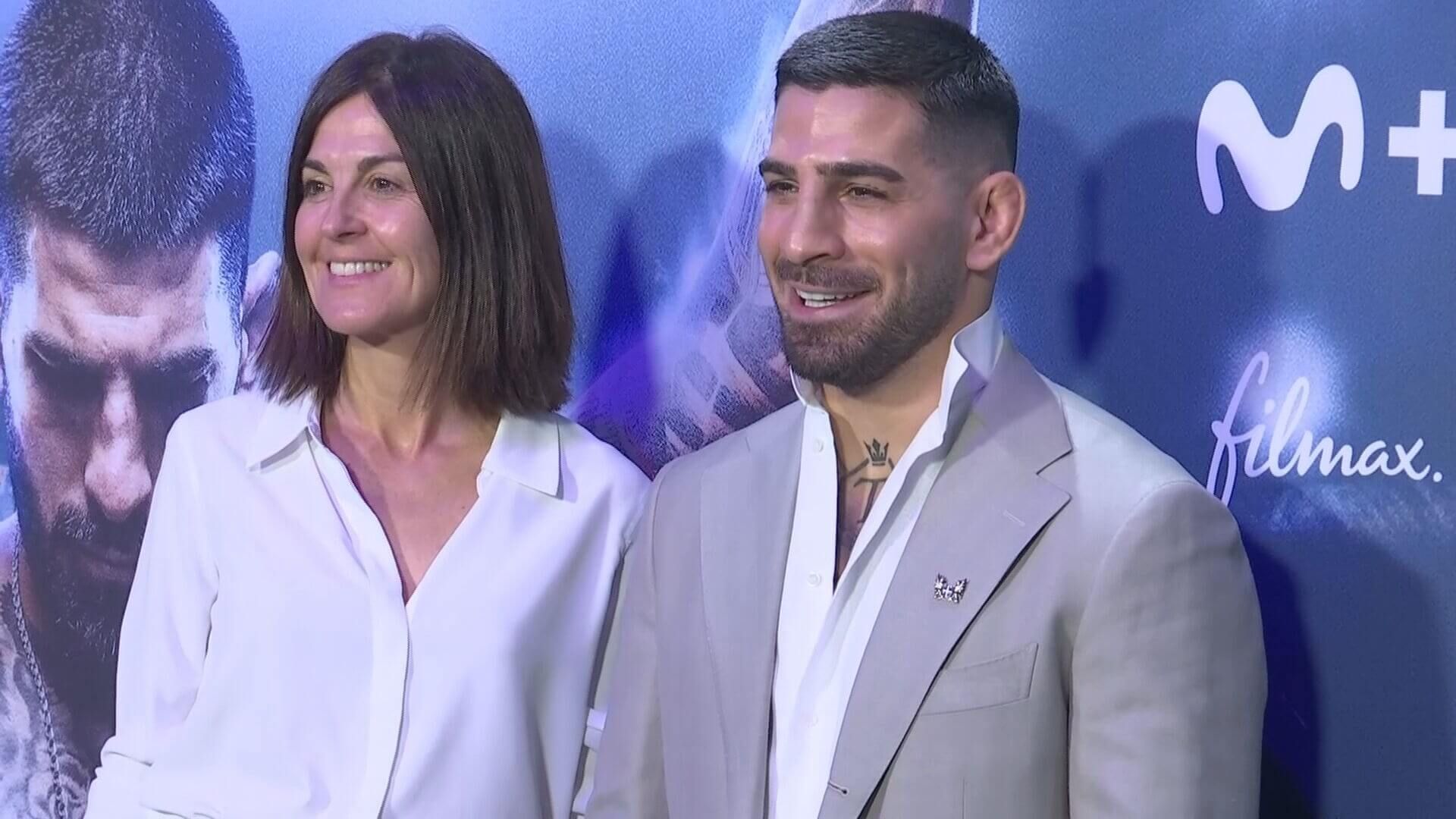 Ilia Topuria posa en la presentación de su película