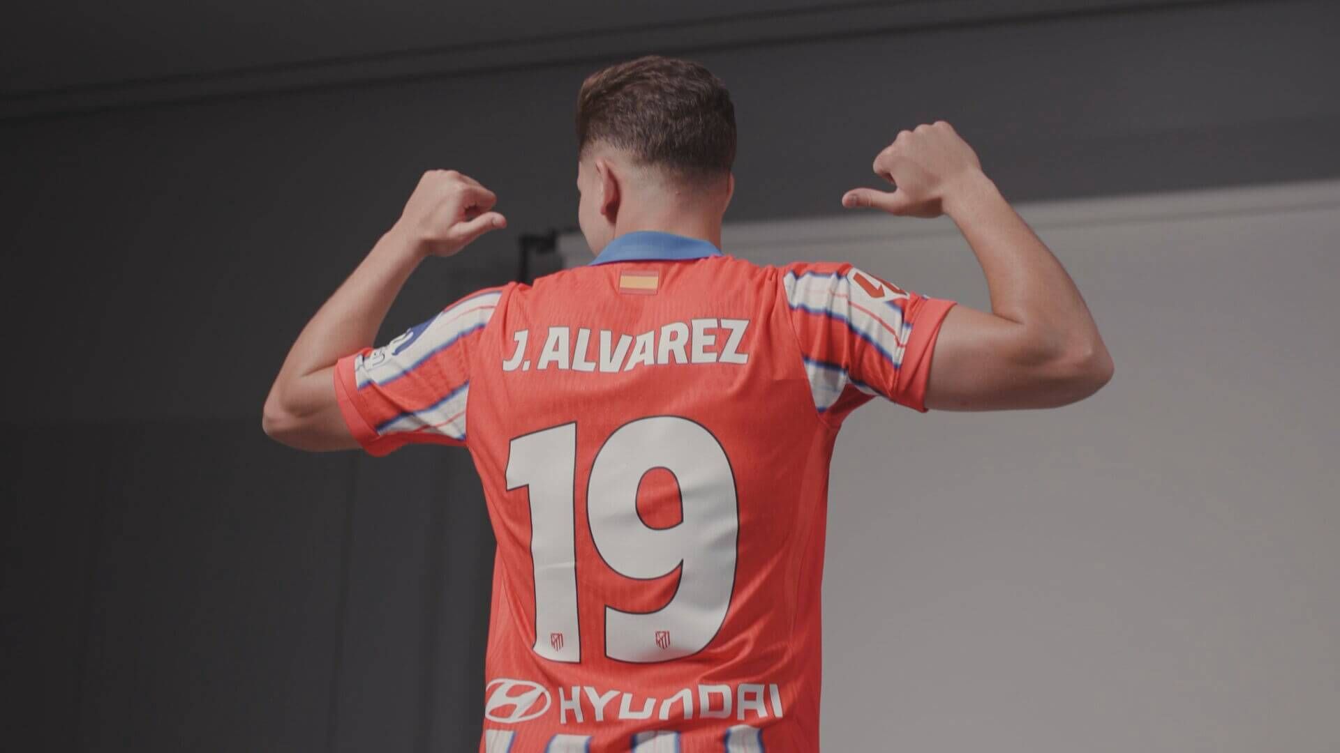  Julián Álvarez posando con la camiseta del Atlético de Madrid (Fuente: @Atleti)