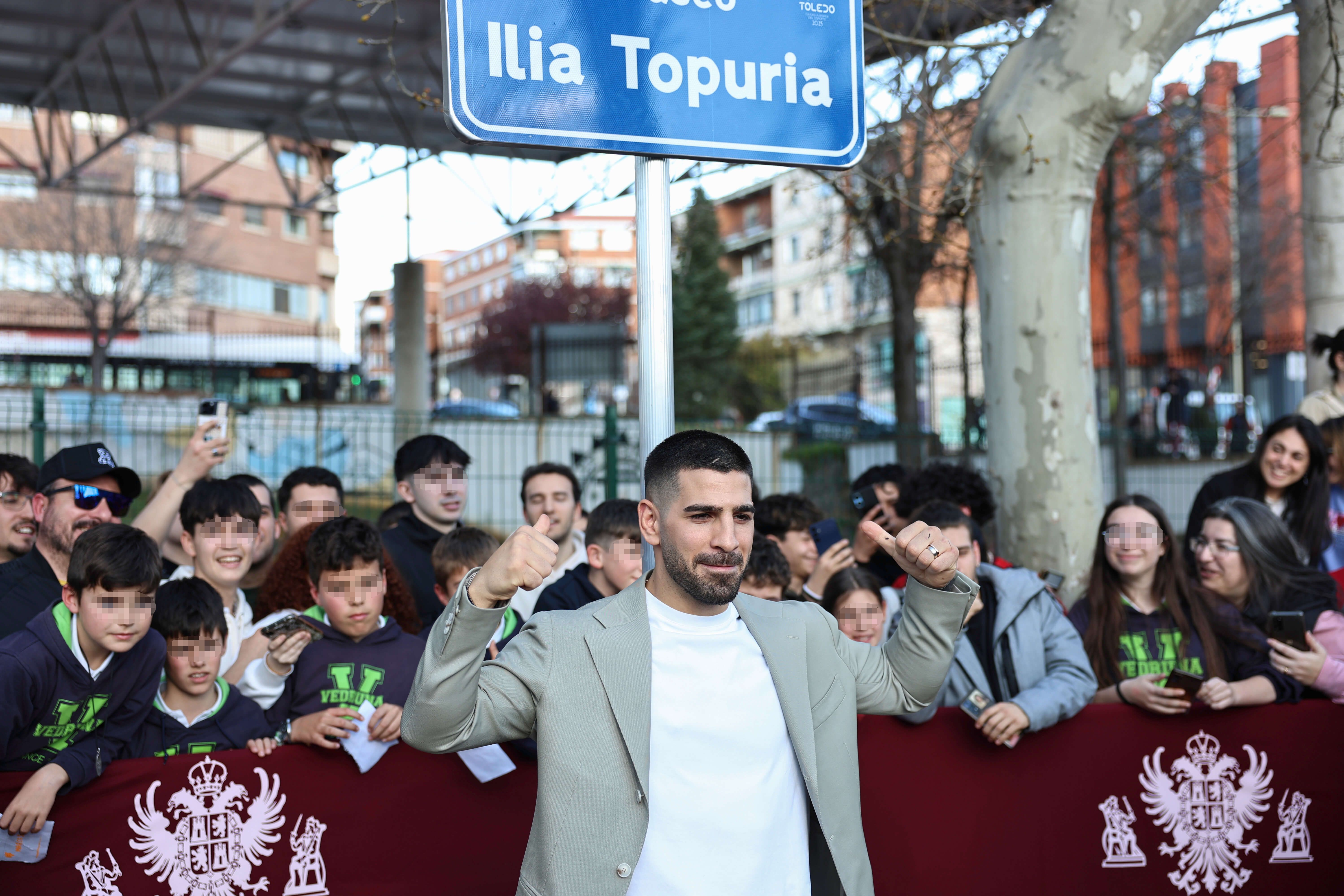 Ilia Topuria en la calle con su nombre en Toledo