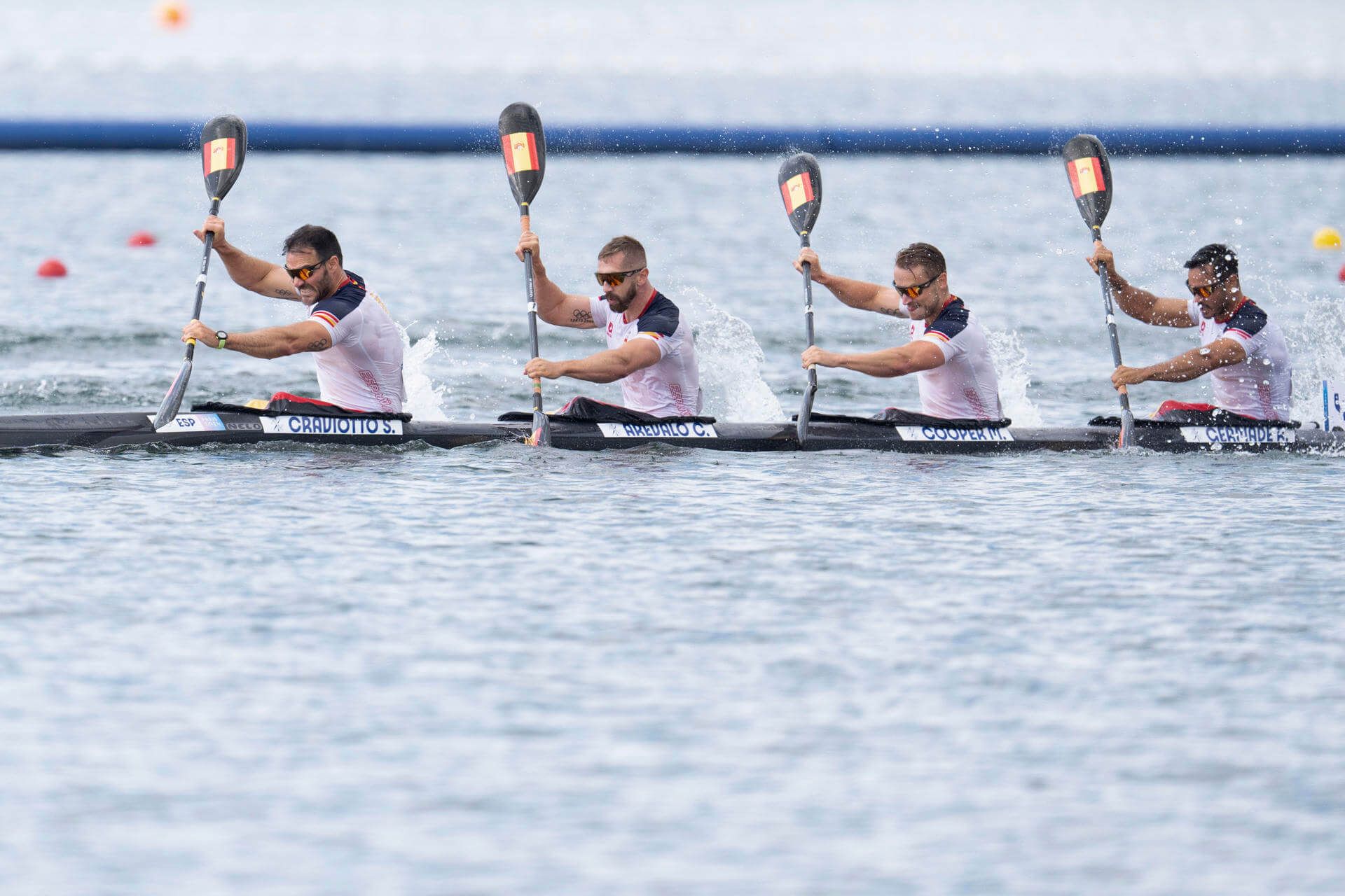 El equipo español de piragüismo logrando el bronce en los Juegos Olímpicos (EFE)
