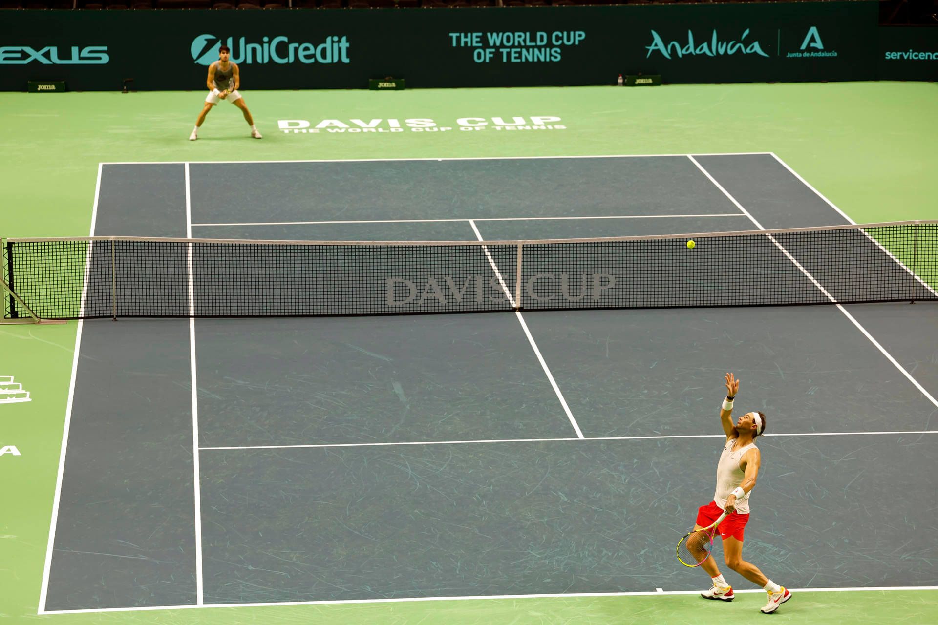  Saca Rafa. Resta Alcaraz. Duelo de entrenamiento en el Carpena.