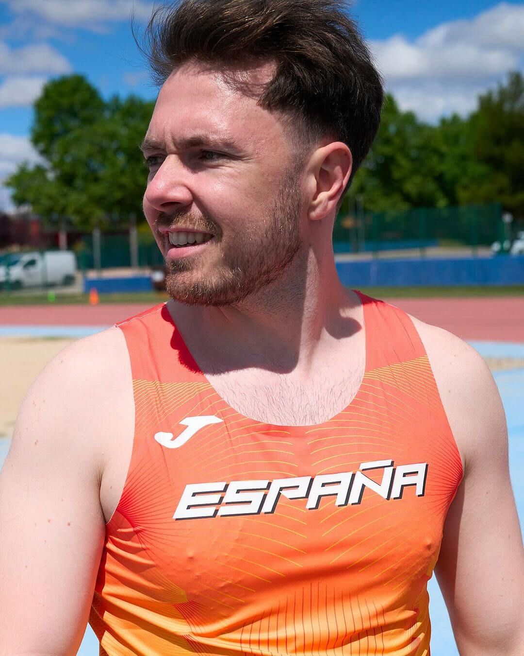  Reven luciendo la camiseta naranja de España para los JJOO (RFEA)