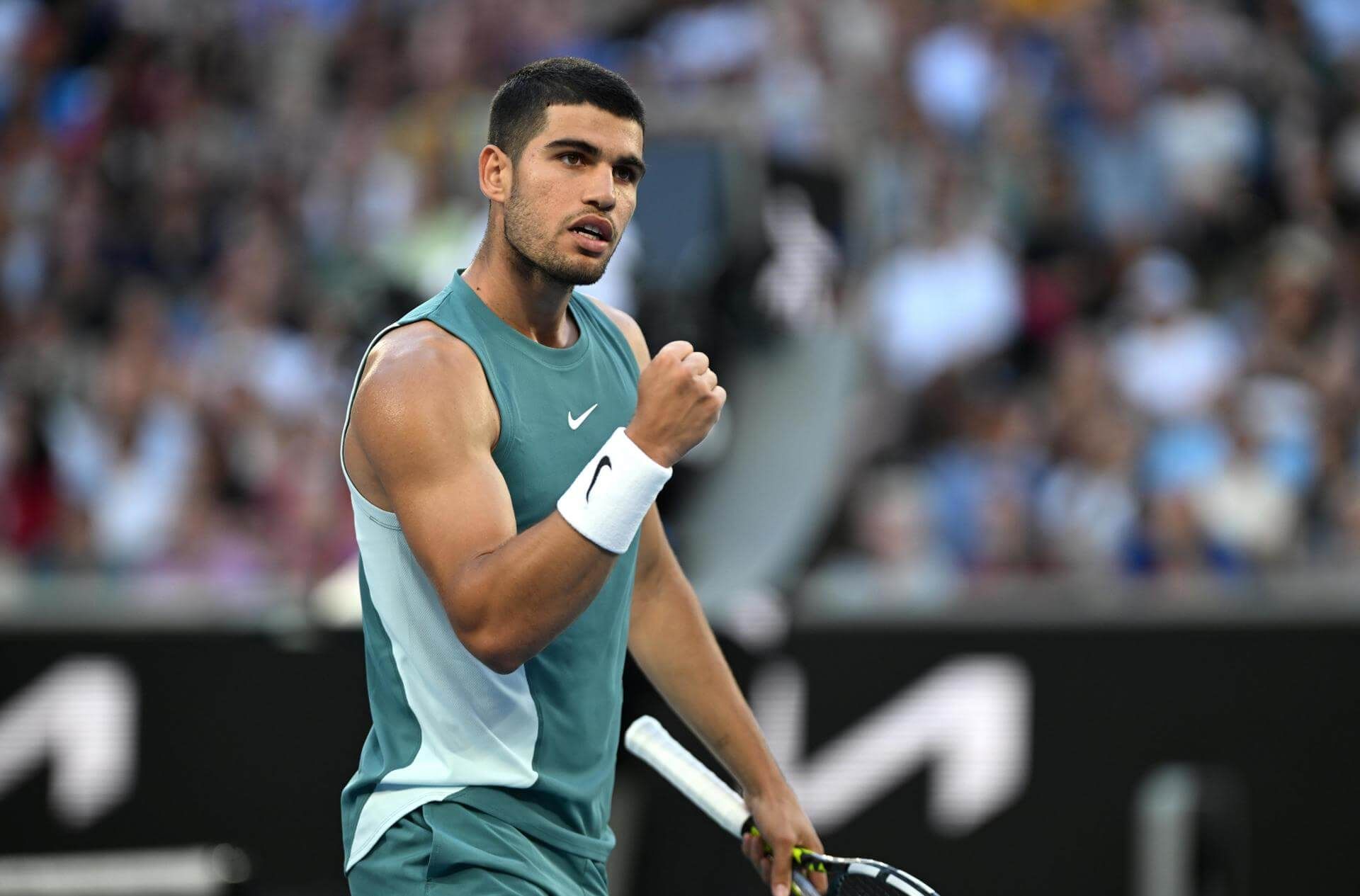  Carlos Alcaraz celebra un punto en el primer partido del Open de Australia del pasado año (FOTO: EFE).
