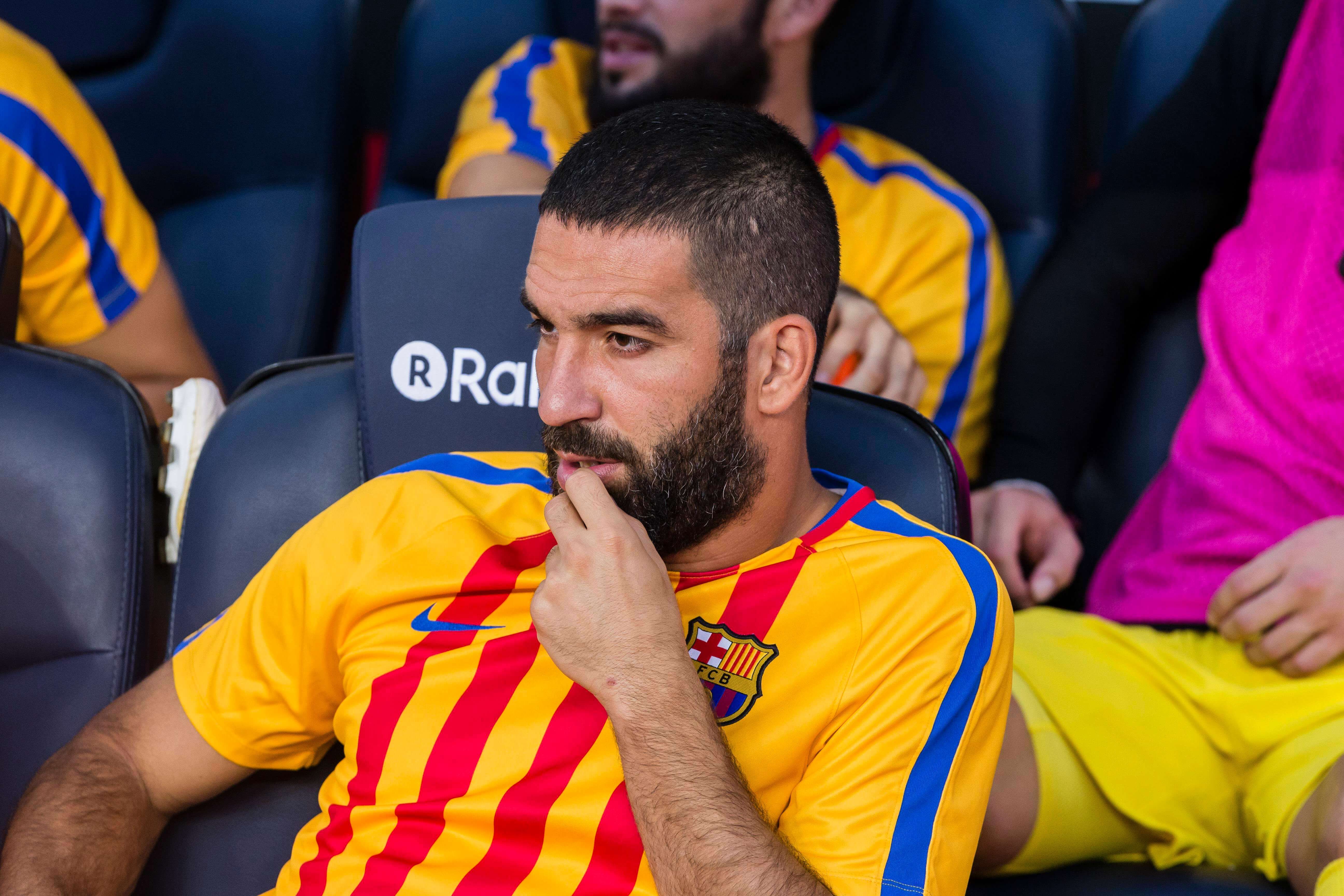 Arda Turan en el banquillo del Camp Nou (Cordon Press)