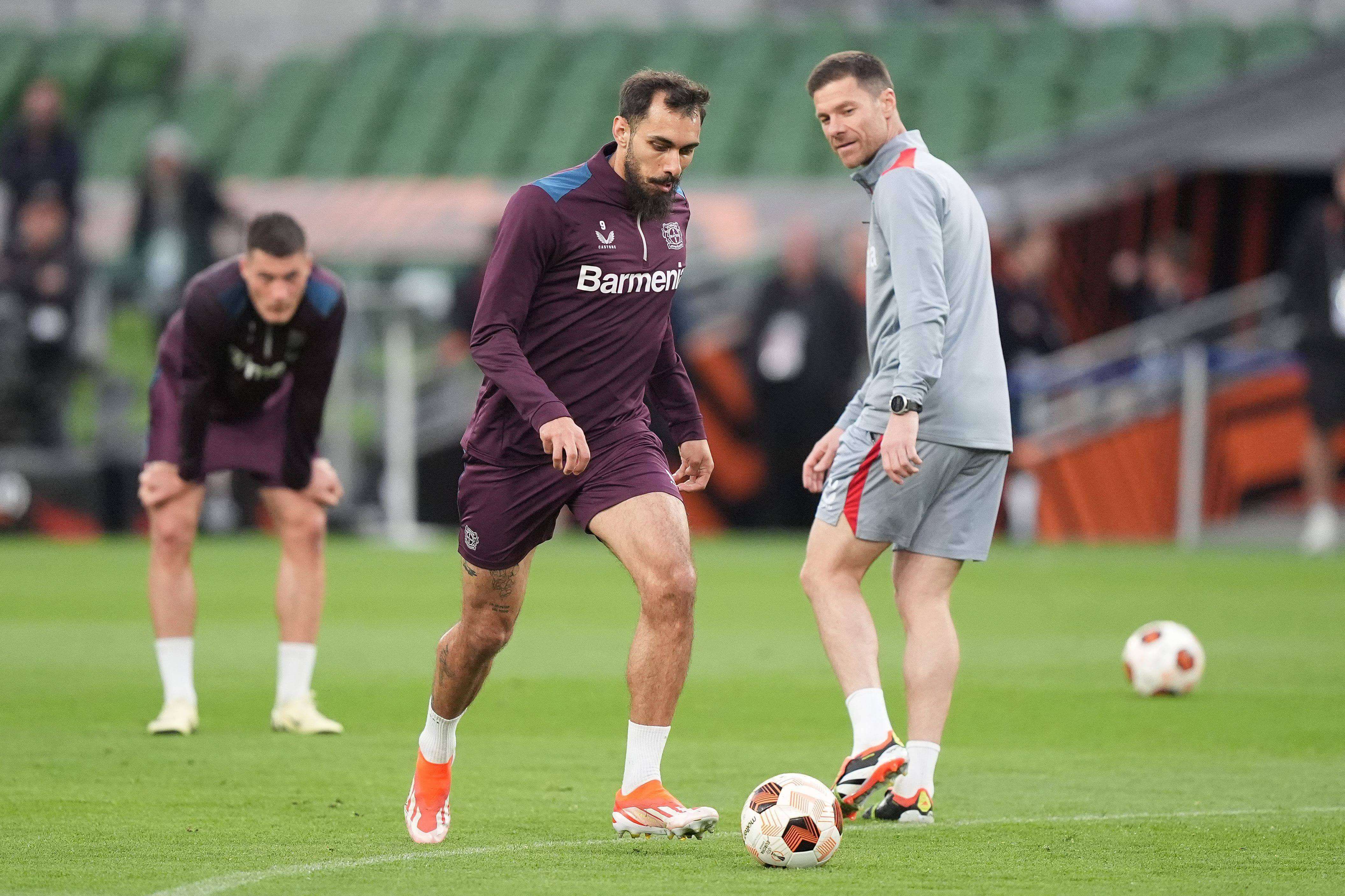  Borja Iglesias entrenando con el Bayer Leverkusen