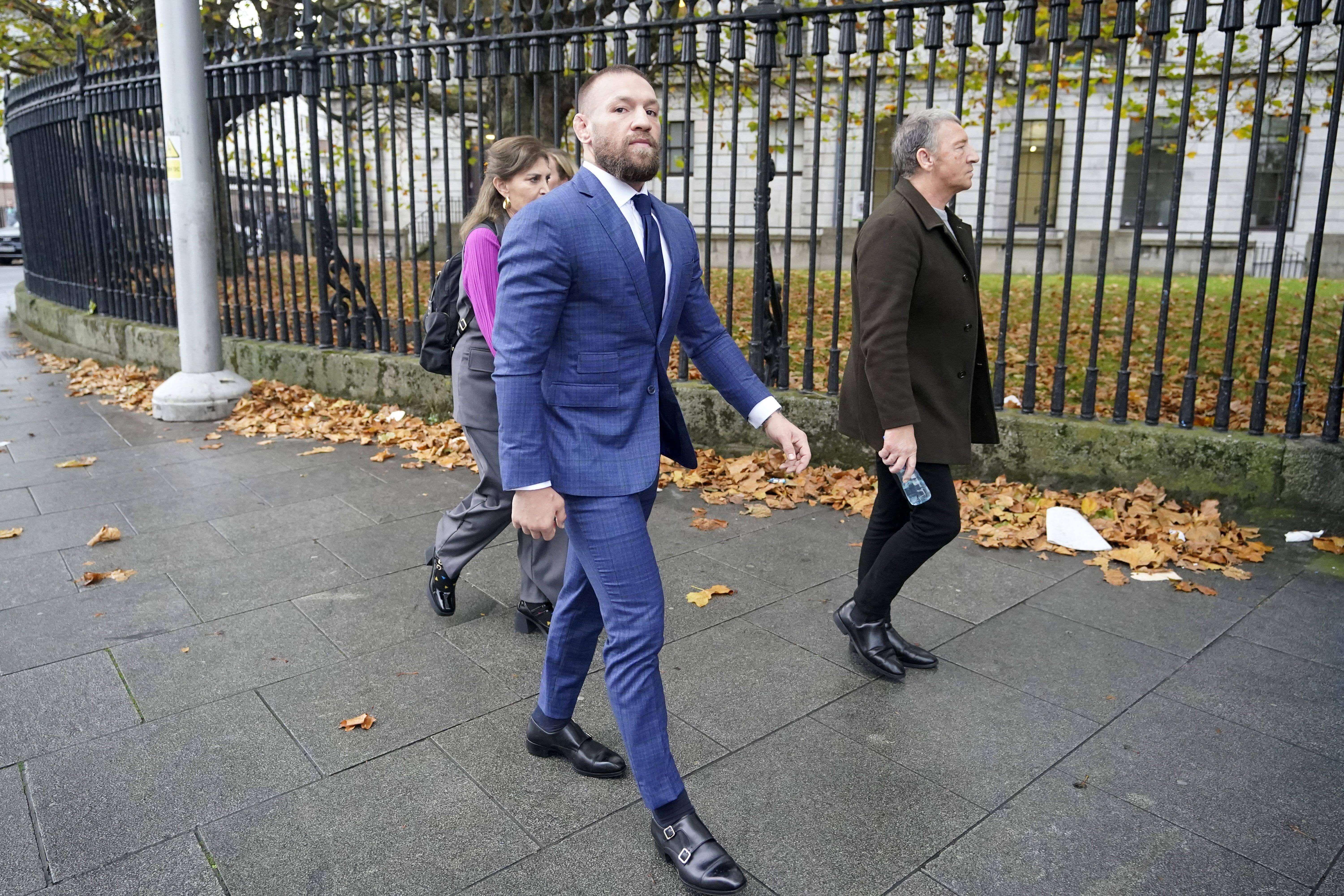 Connor McGregor yendo a un juicio acusado de violación sexual.