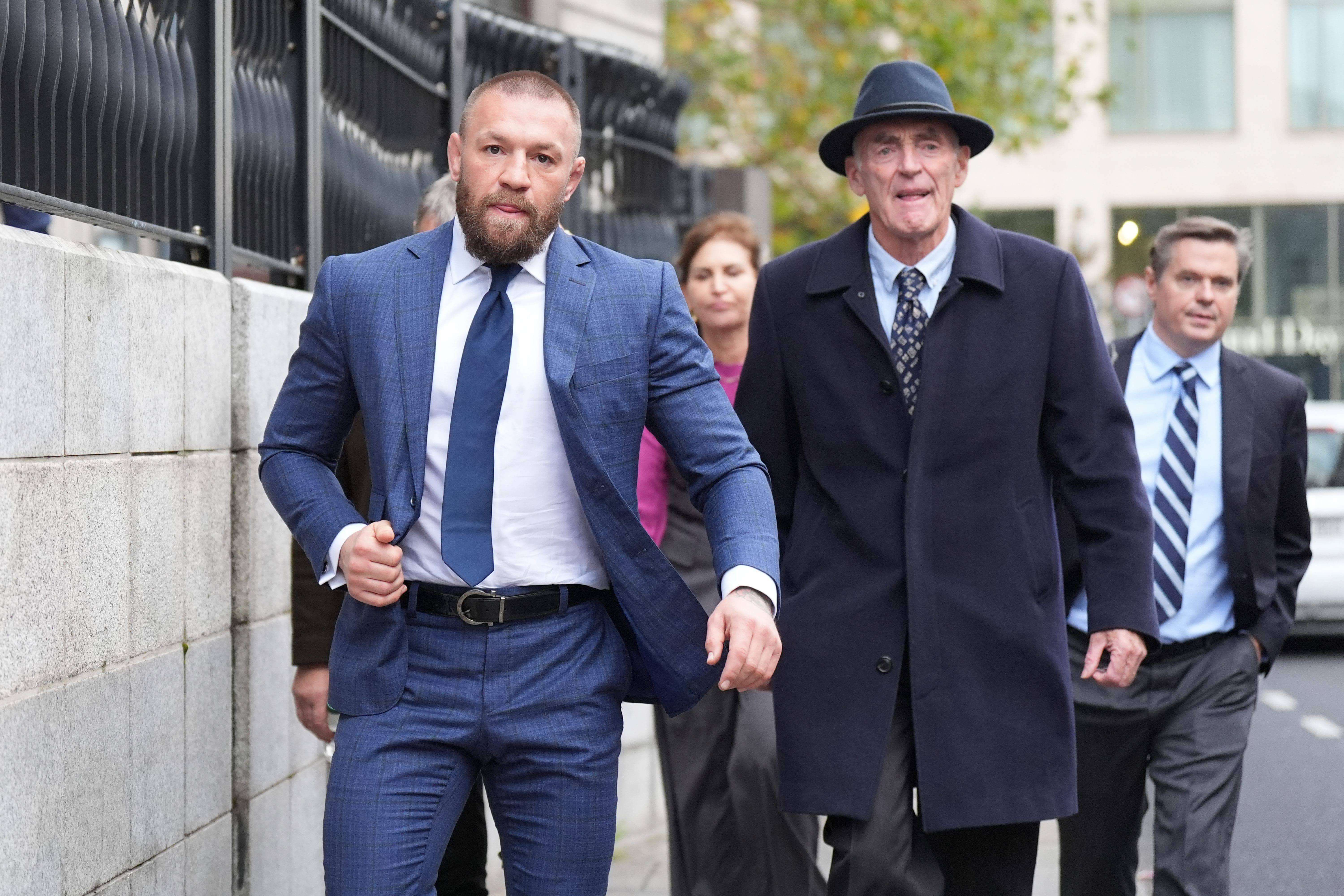Connor McGregor entrando a juicio.