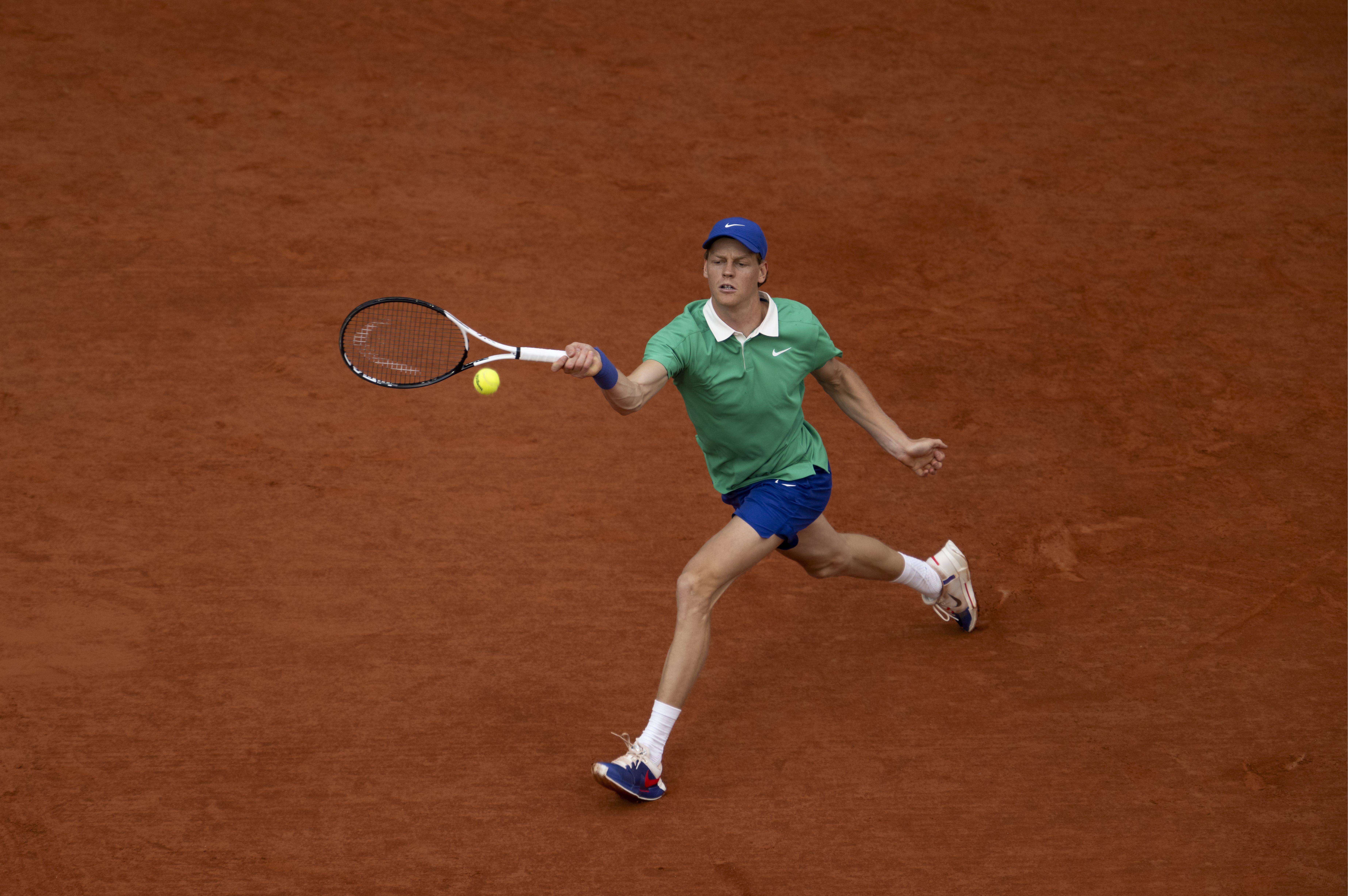  Jannik Sinner, ante Novak Djokovic en Roland Garros 2025.