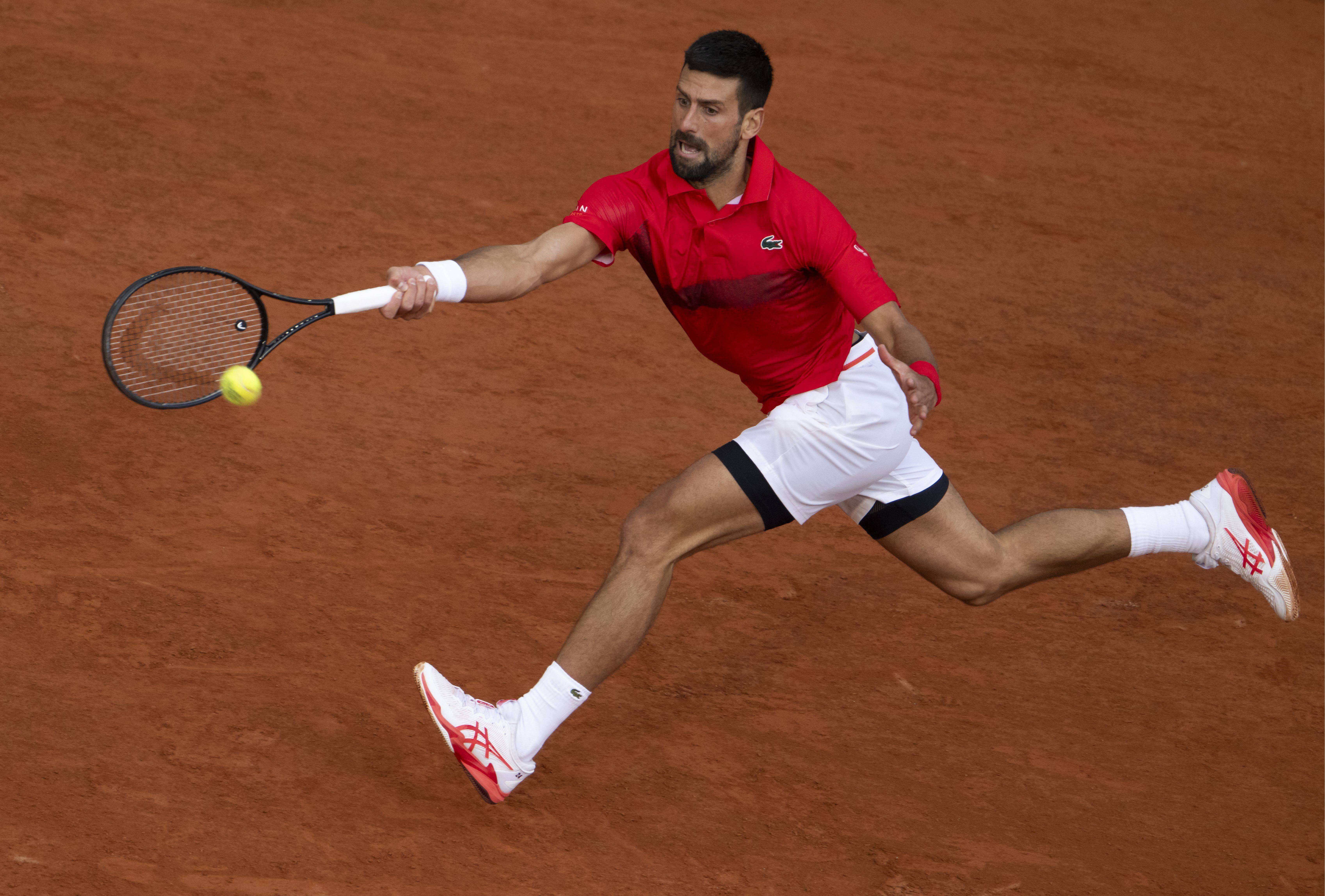  Novak Djokovic, ante Jannik Sinner en Roland Garros 2025.