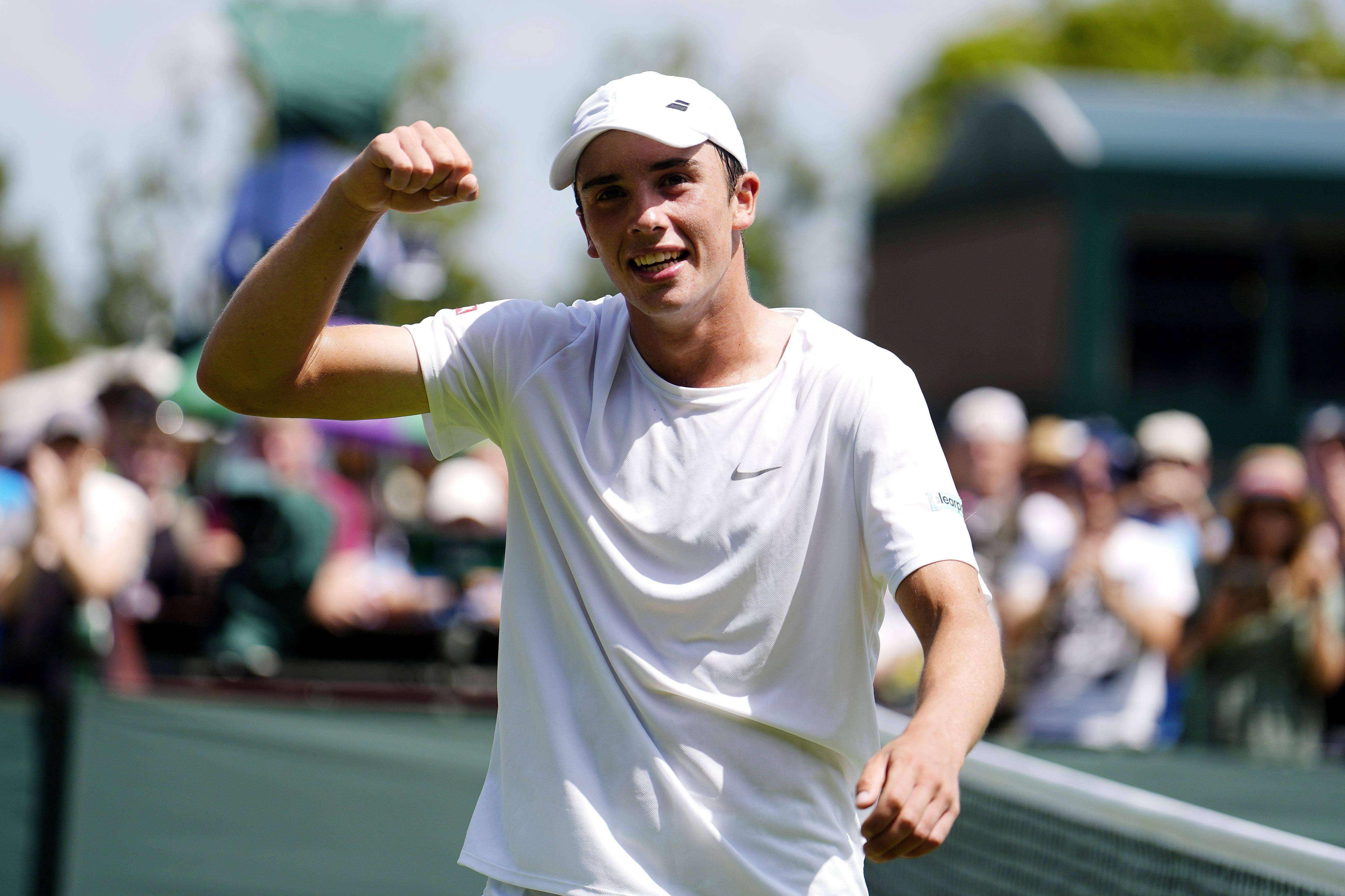  Oliver Tarvet celebra una victoria en Wimbledon.