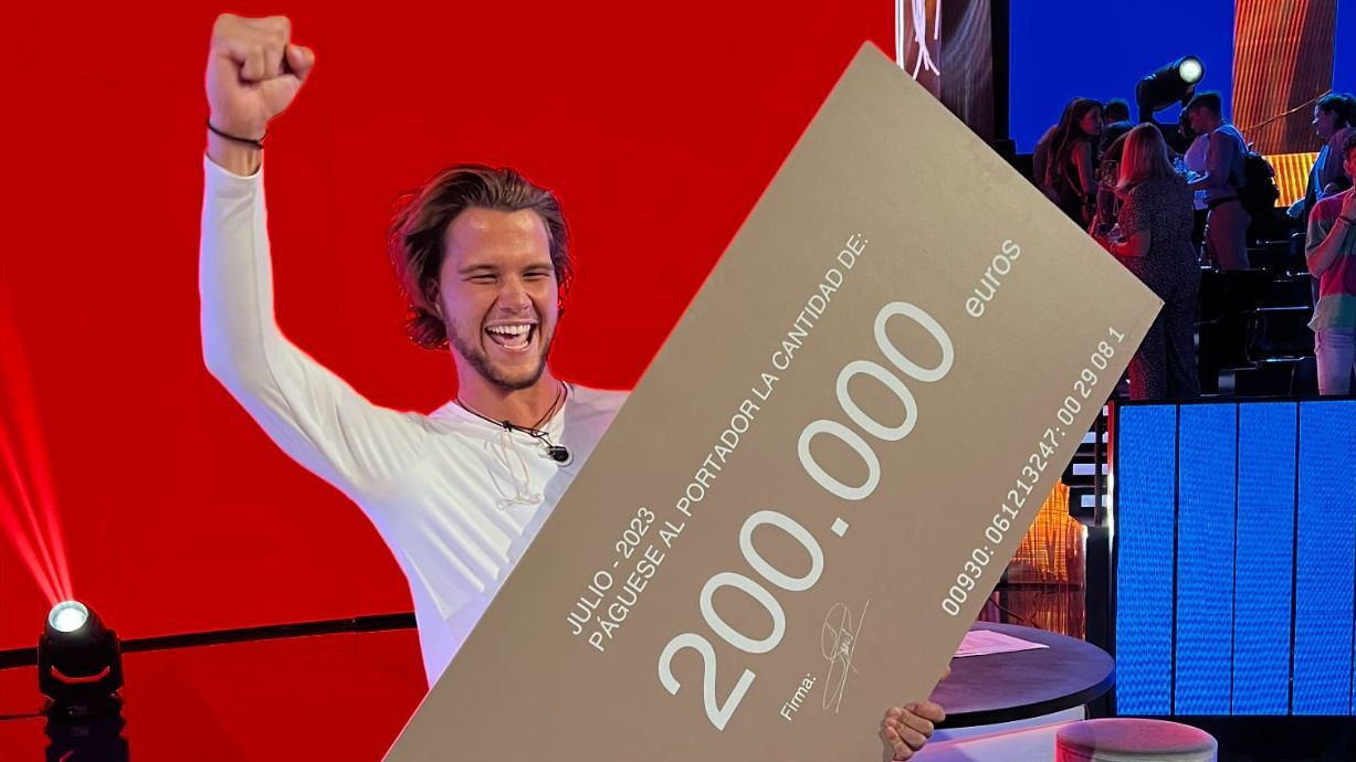 Bosco posando con el cheque tras imponerse a Adara