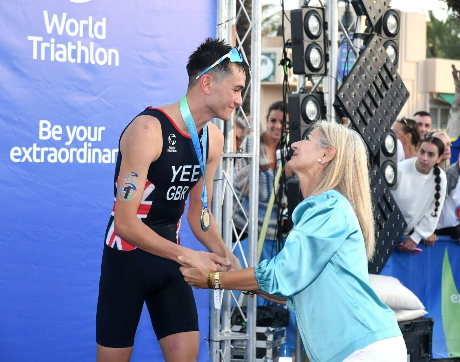  Patricia del Pozo felicita a uno de los triunfadores en la prueba Élite masculina.
