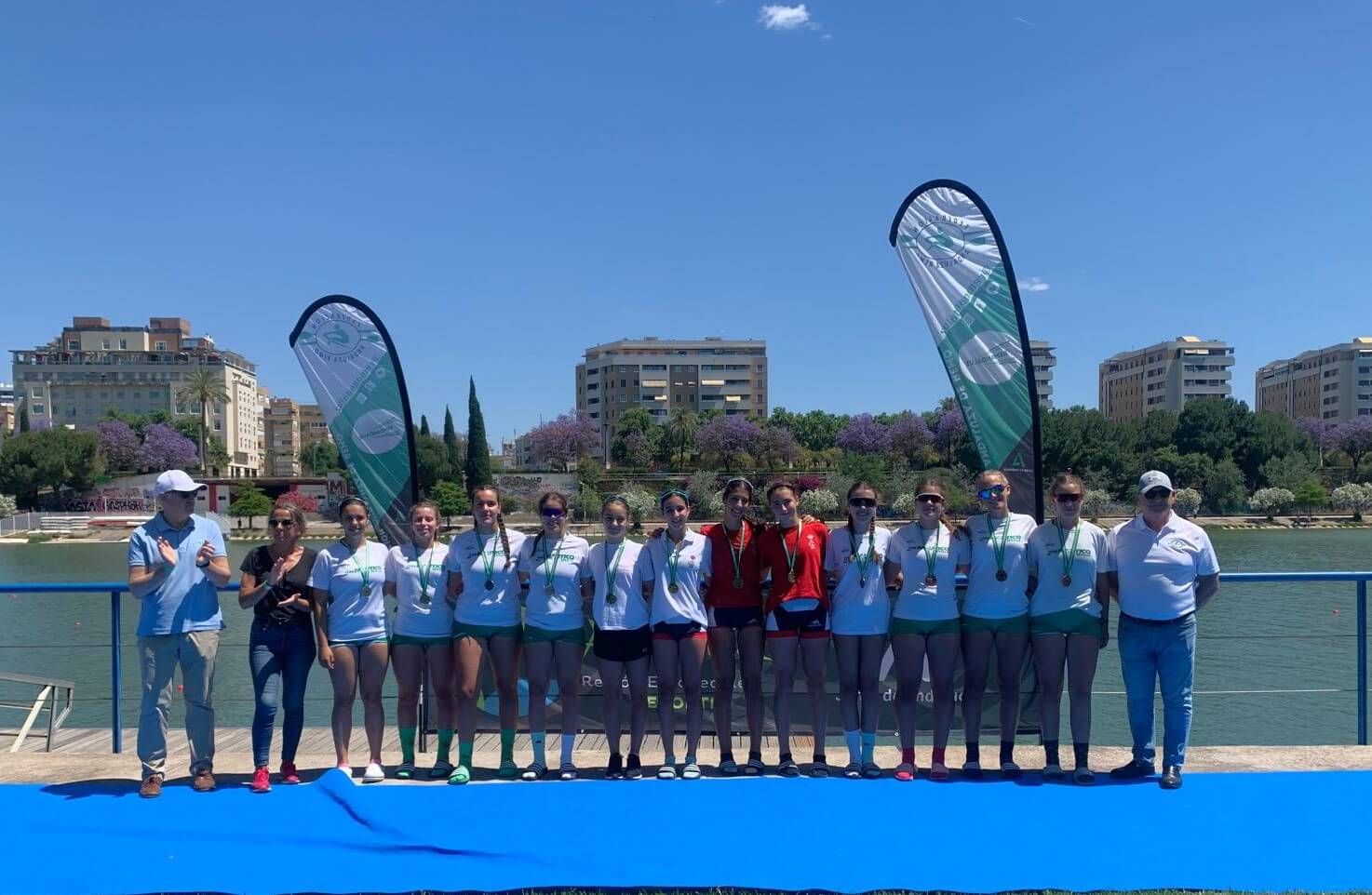 Las deportistas participantes en la regata posan con sus medallas.