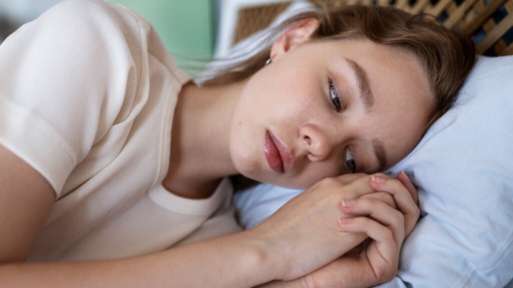  Mujer adolescente con problemas para conciliar el sueño