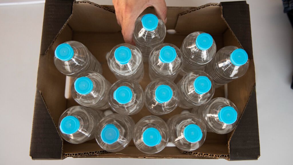  Varias botellas de agua embotellada