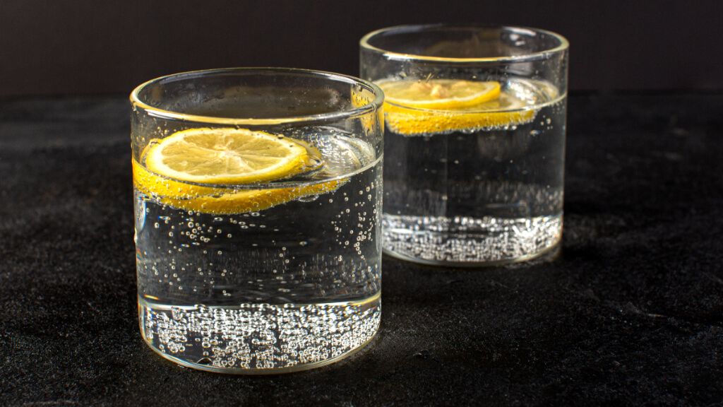 Dos vasos con agua con gas y una rodaja de limón