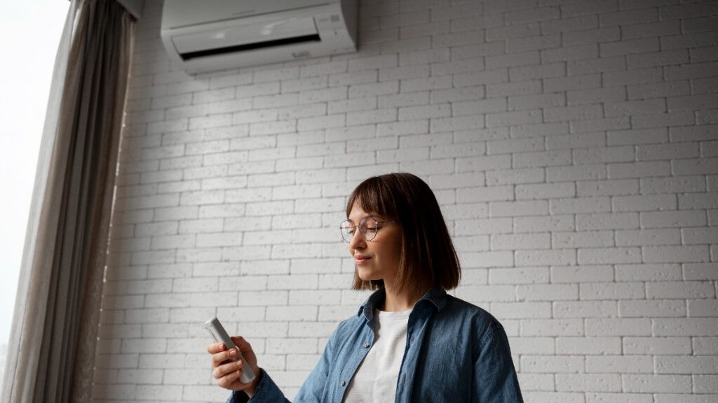  Mujer encendiendo el aire acondicionado
