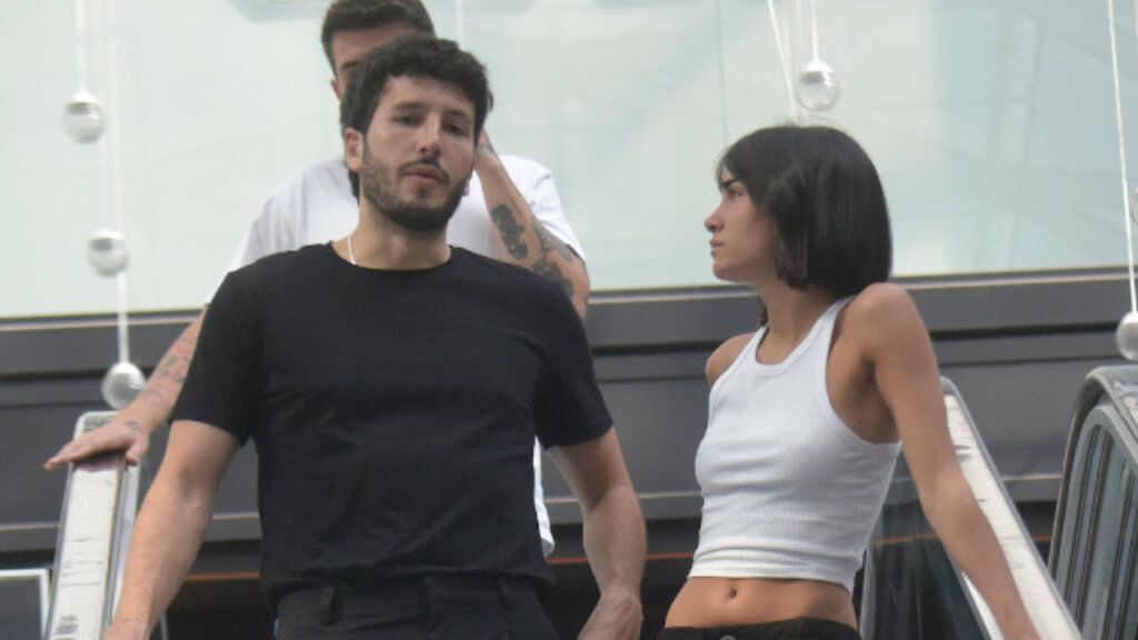  Aitana y Sebastián Yatra en el aeropuerto de Barcelona en una imagen de archivo (Europa Press)