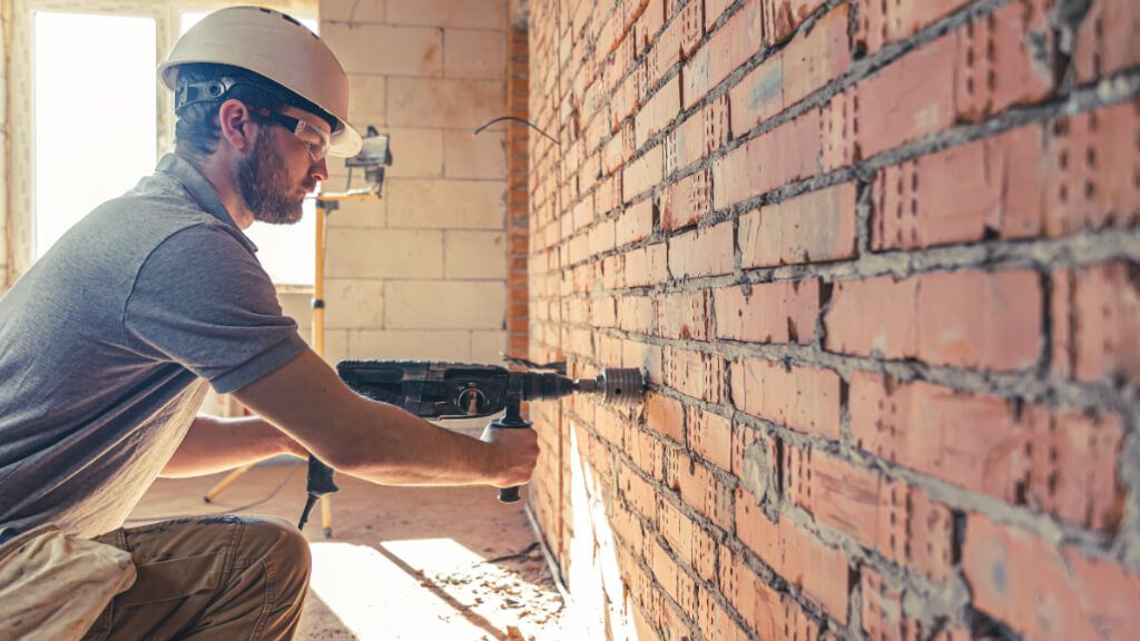  Albañil taladrando una pared