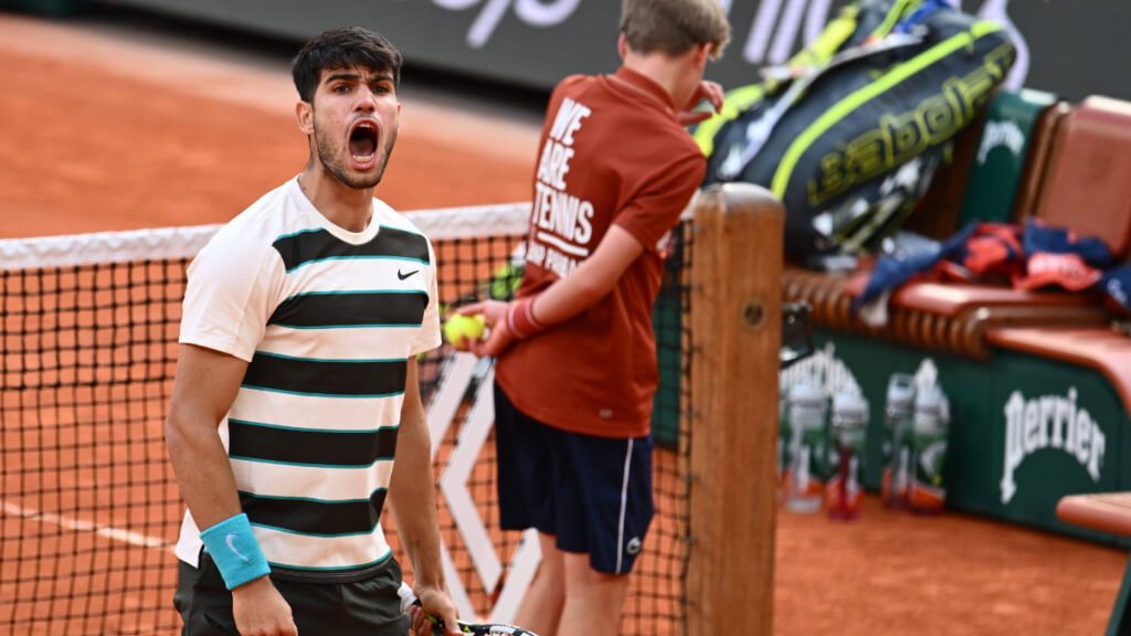  Carlos Alcaraz celebrando un punto en Roland Garros (Cordon Press)
