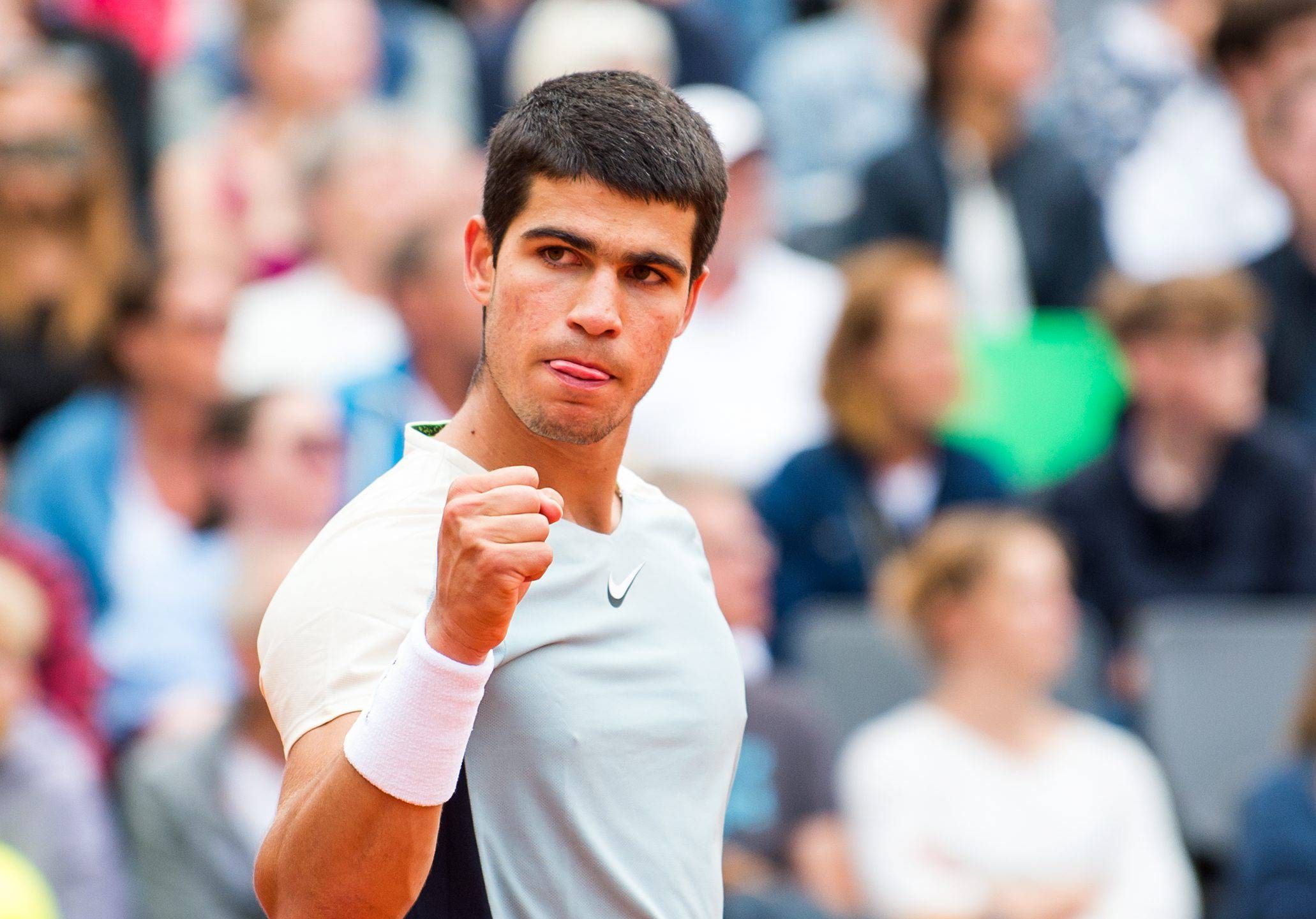 Carlos Alcaraz celebra un punto (FOTO: Cordón Press).