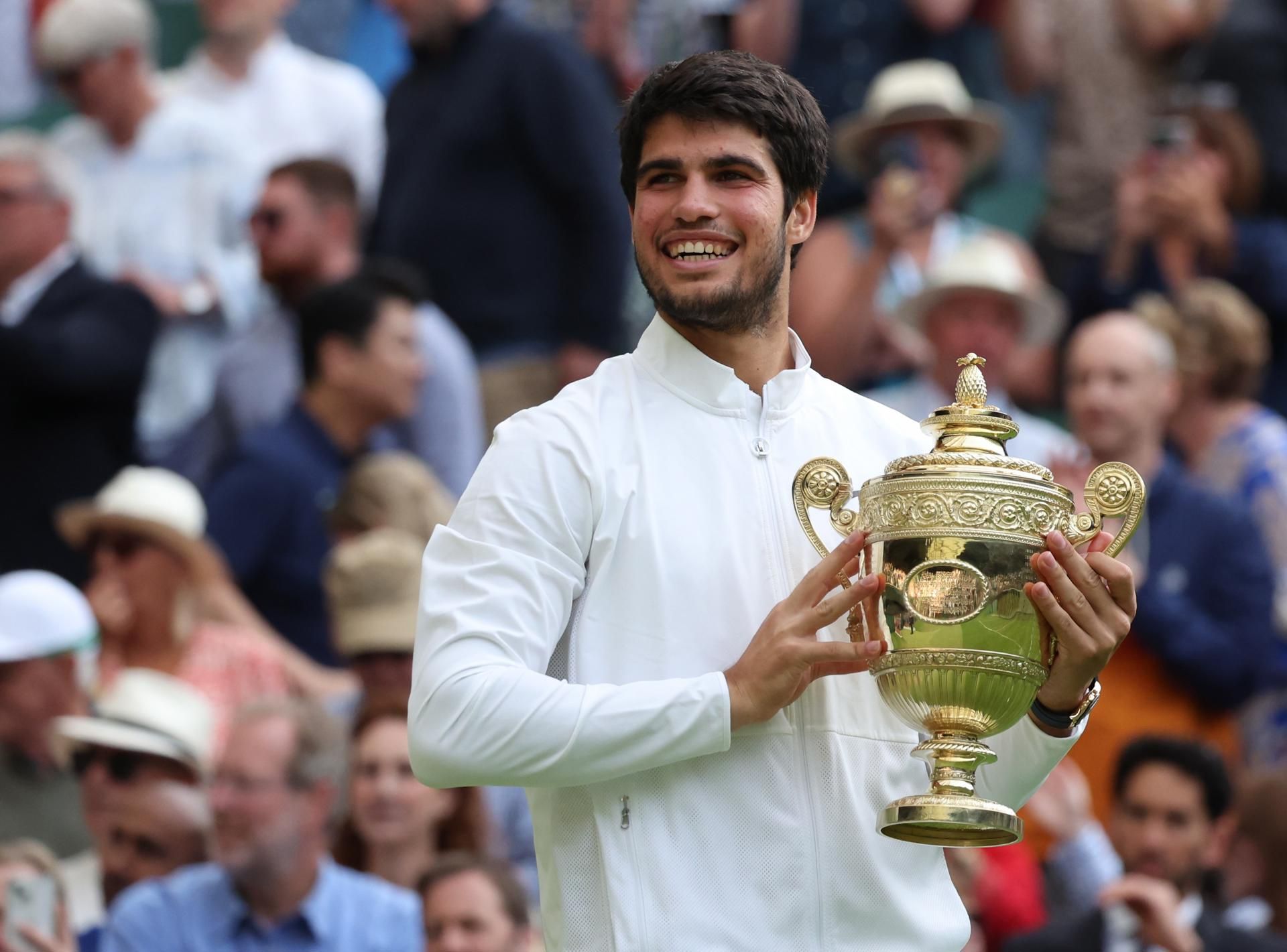 Alcaraz posa con su primer Wimbledon (FOTO: EFE).