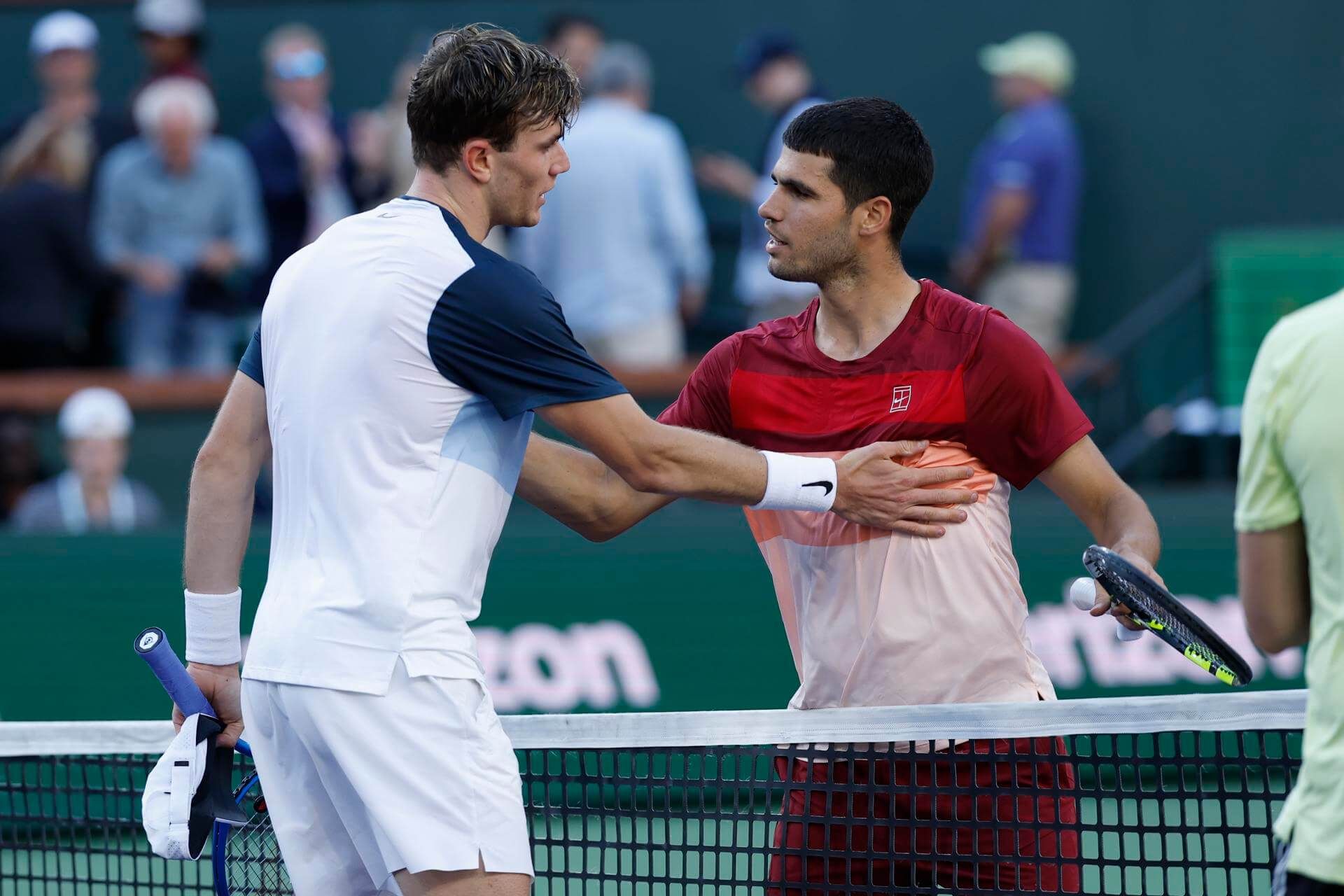  Carlos Alcaraz y Draper se saludan tras finalizar su partido en Indian Wells.