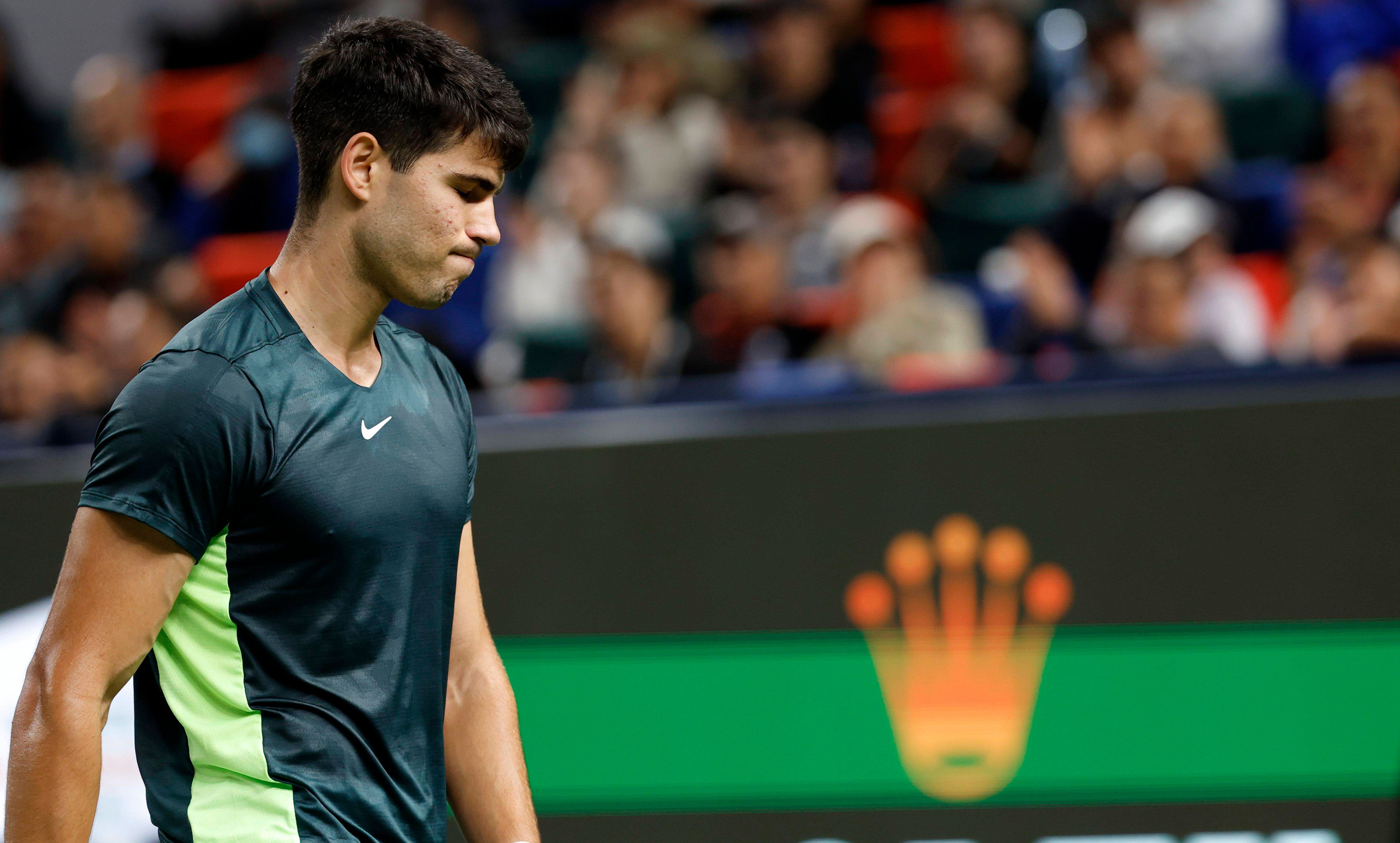  Carlos Alcaraz se lamenta en su partido ante Dimitrov.