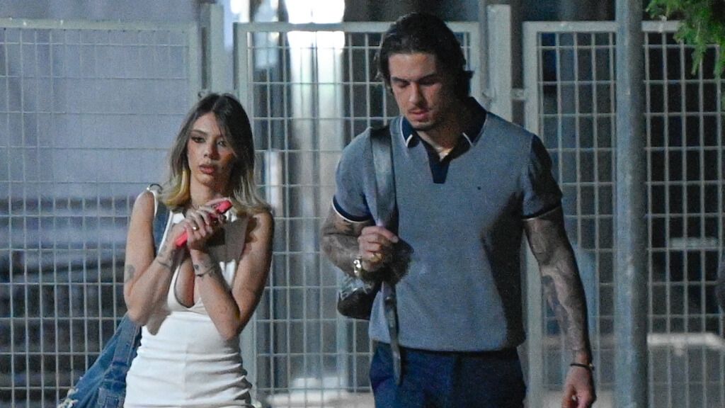 Alejandra Rubio y Carlo Costanzia saliendo de las instalaciones de Mediaset (Europa Press)