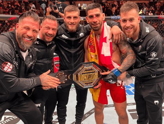  Aleksandre Topuria acompañando a su hermano tras el combate contra Volkanovski (Foto: @aleksandre_