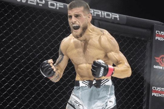  Aleksandre Volkanovski después de una pelea de MMA.