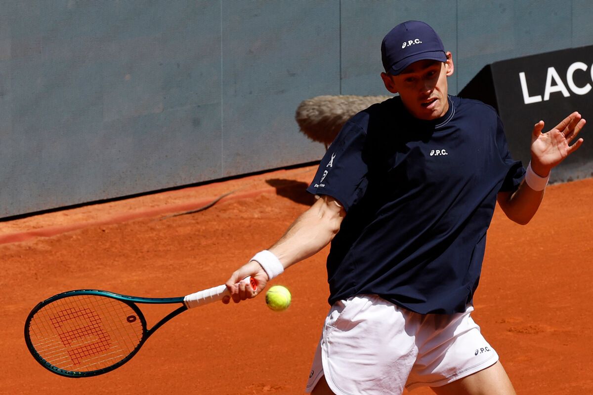 Álex de Miñaur, durante su partido ante Shapovalov en el Mutua Madrid Open.