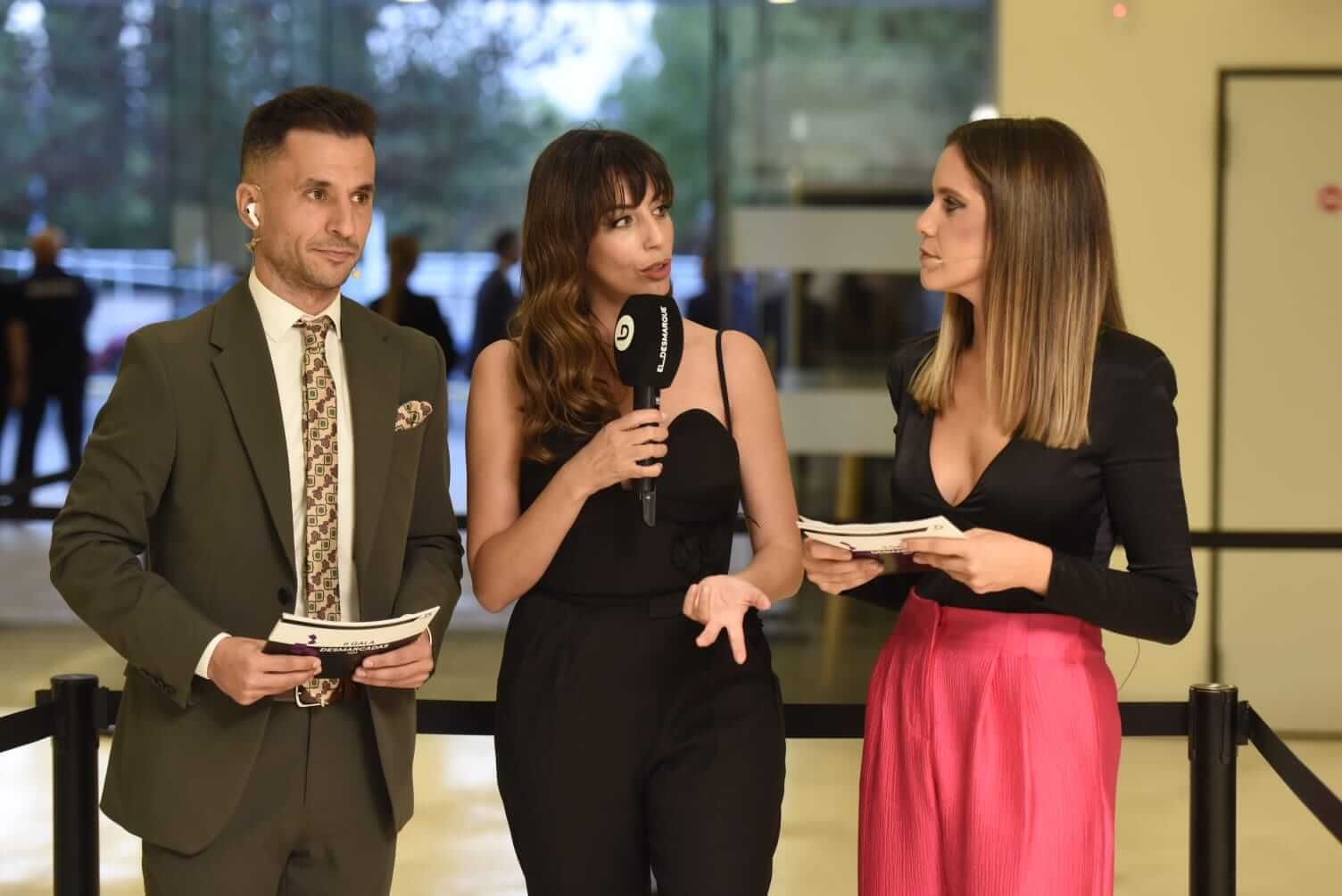 Almudena Cid, junto a Jesús Borrero y Celia Pérez en la II Gala Desmarcadas.