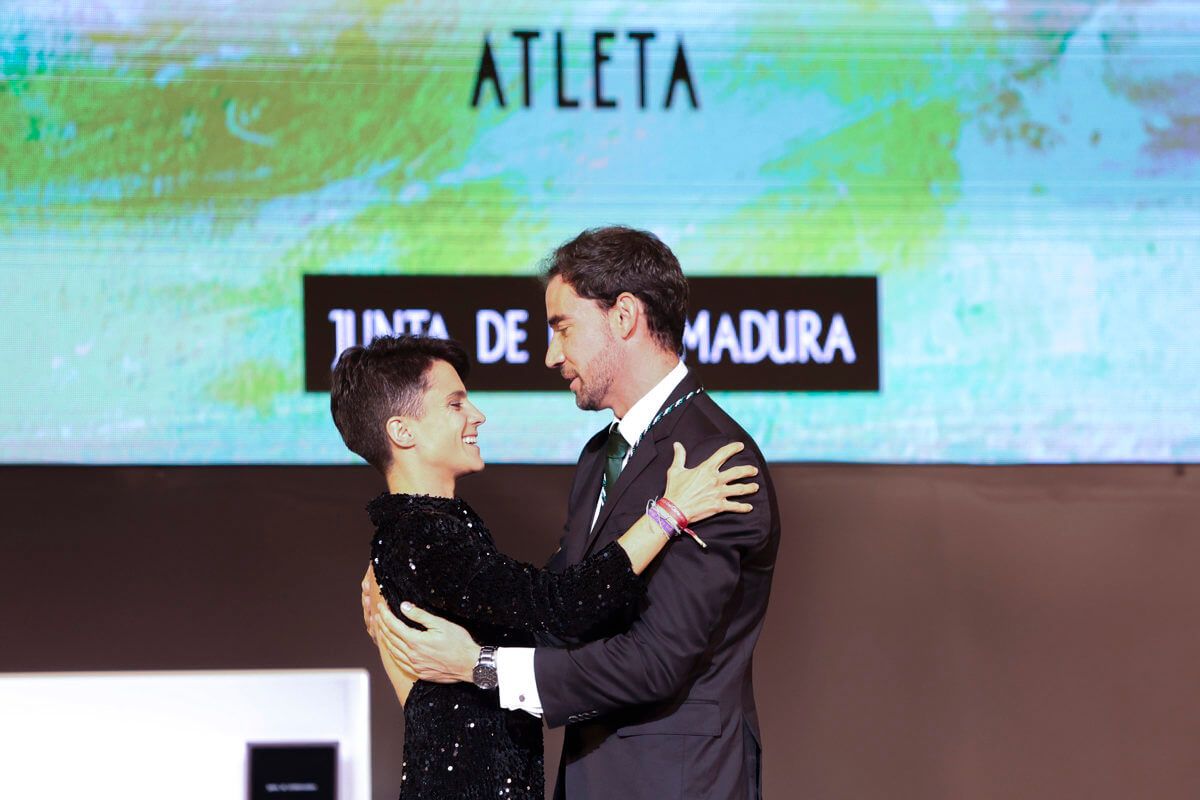 Álvaro Martín recibe la Medalla de Extremadura de María Pérez.