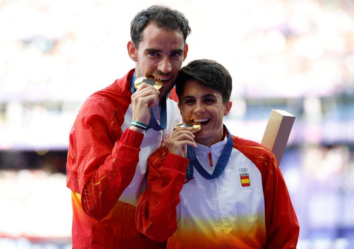  Álvaro Martín y María Pérez, con su oro en París 2024.