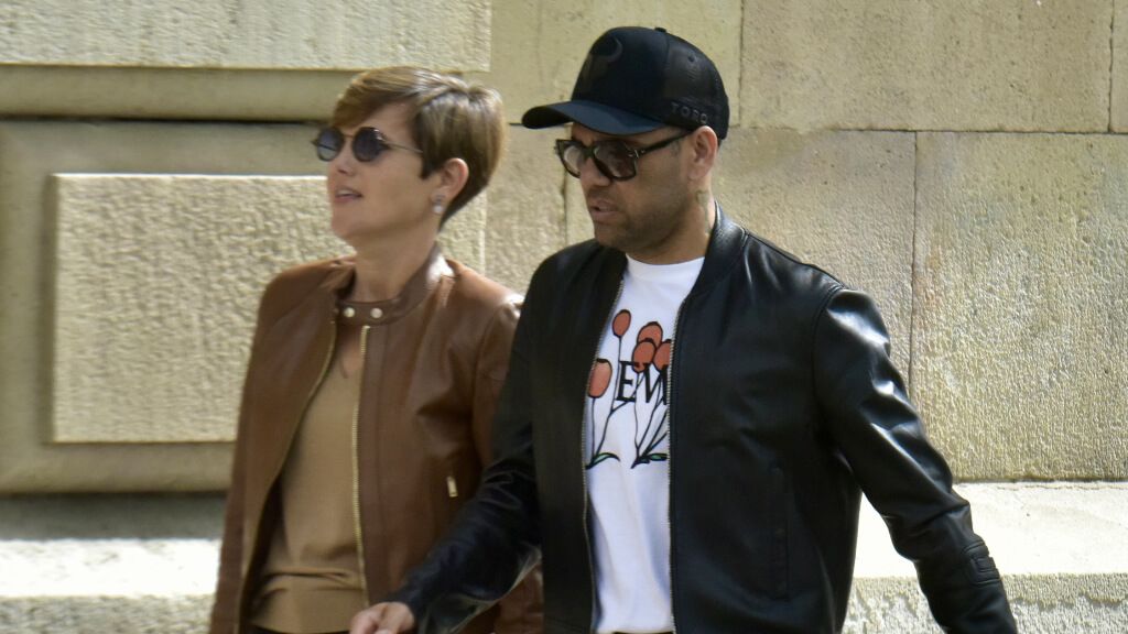  Dani Alves llegando a la Audiencia de Barcelona junto a su abogada (Europa Press)
