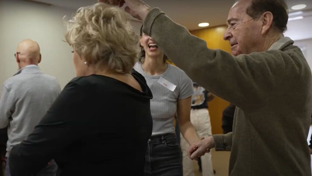  Personas con Alzheimer bailando en un proyecto de investigación
