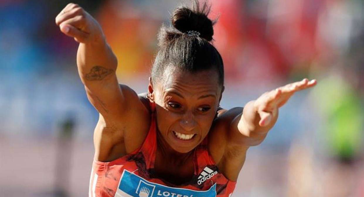 Ana Peleteiro durante su salto en los anteriores Mundiales de Atletismo.