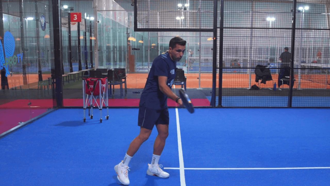  Andrés Britos, enseñando el saque básico (Pádel Pro)